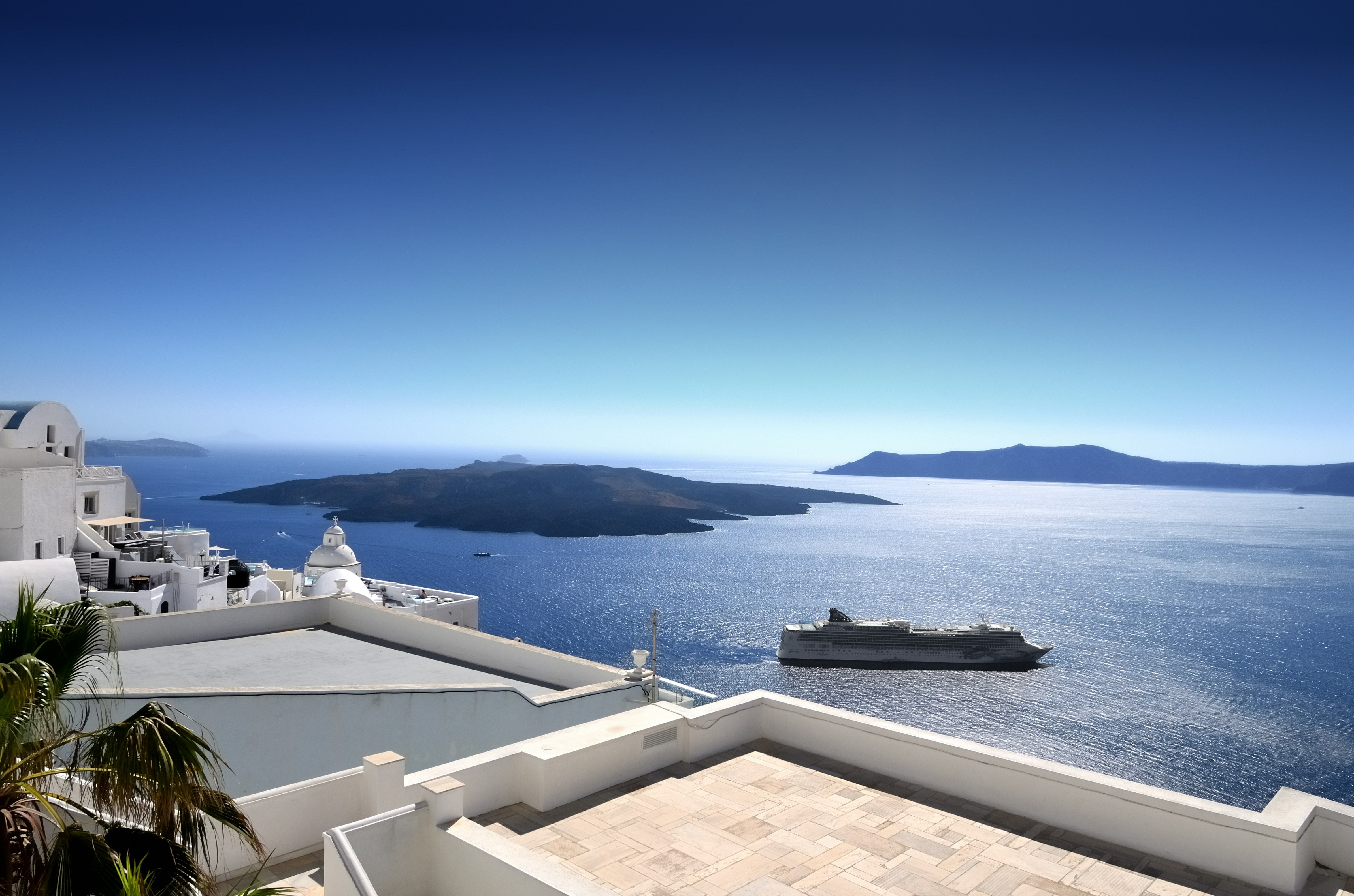 Veerboot voor de kust van Santorini