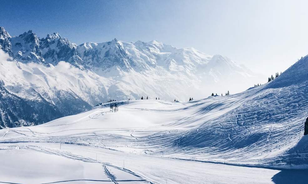 Paisaje nevado en los Alpes con montañas imponentes y pistas vírgenes de esquí.