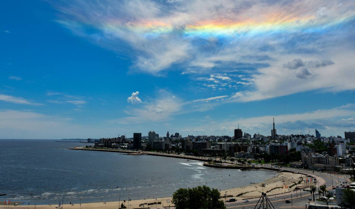 Vista panorámica de la rambla de Montevideo y la costa del Río de la Plata