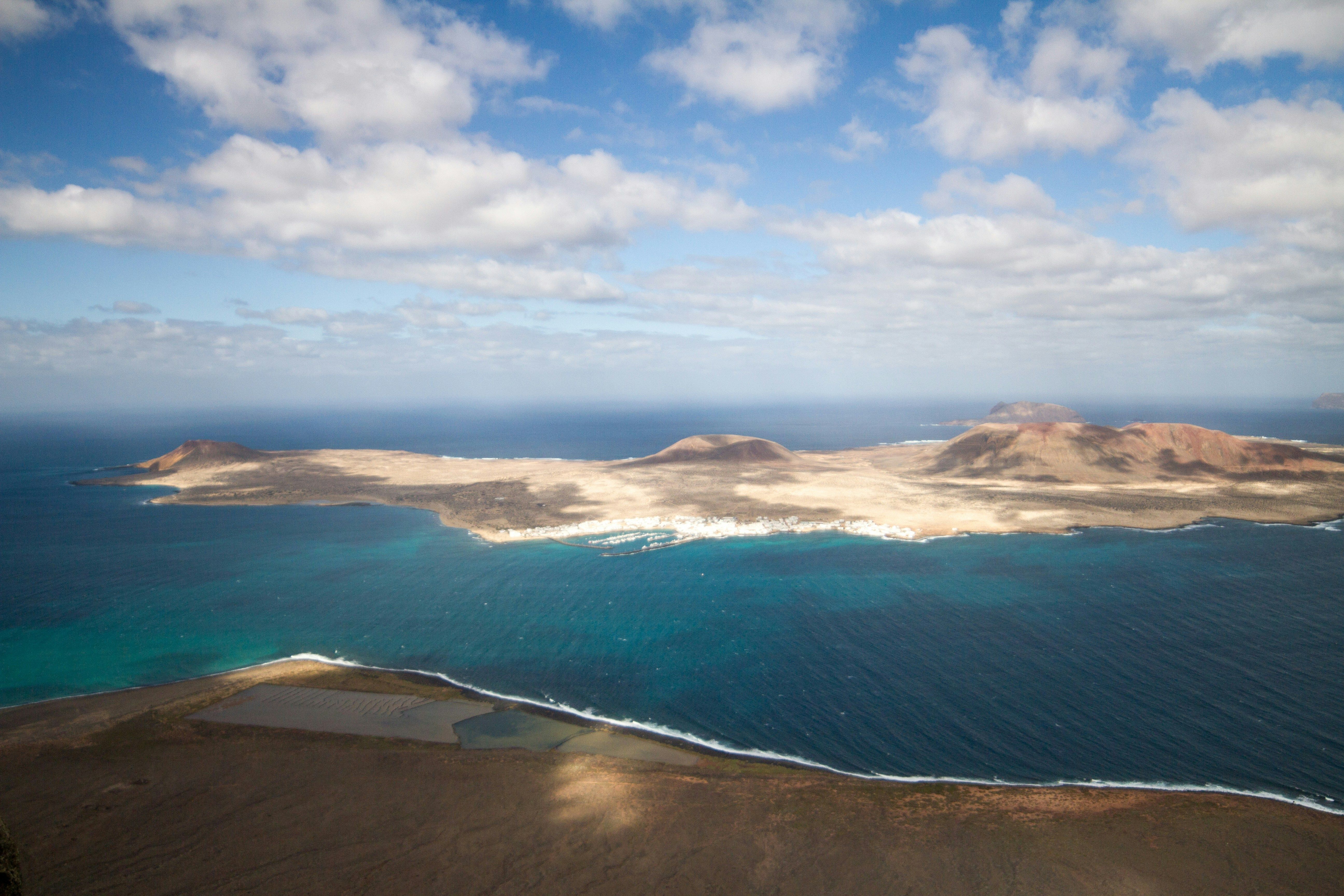 Blick auf die kleine Kanareninsel La Graciosa vom Aussichtspunkt Mirador del Río auf Lanzarote.