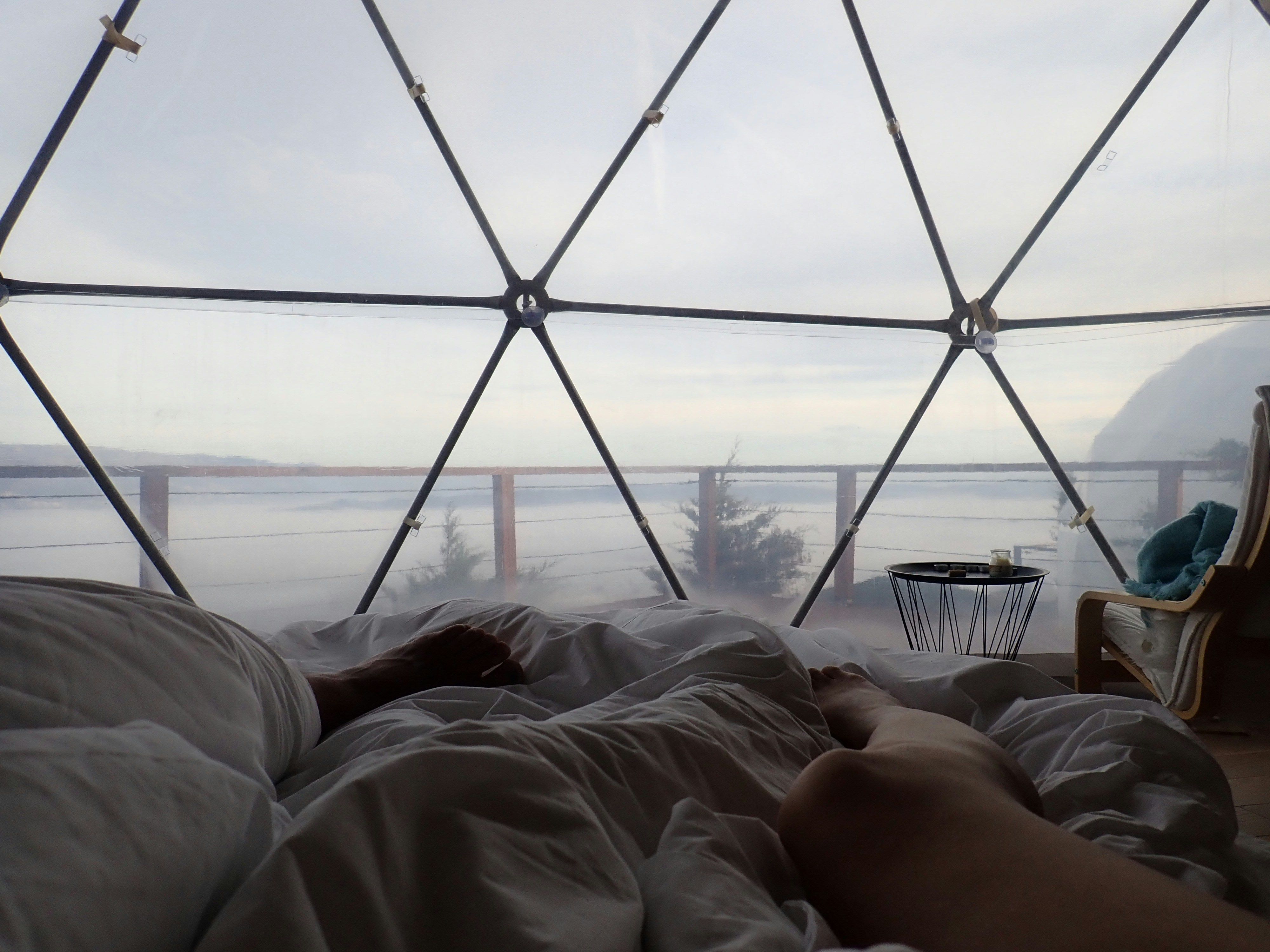 Glamping in cupola geometrica trasparente con panorama mozzafiato.