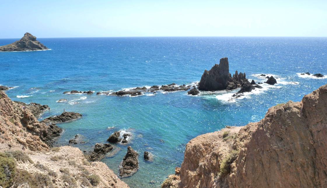 Paisaje costero del Cabo de Gata en Almería con el Arrecife de las Sirenas y aguas cristalinas