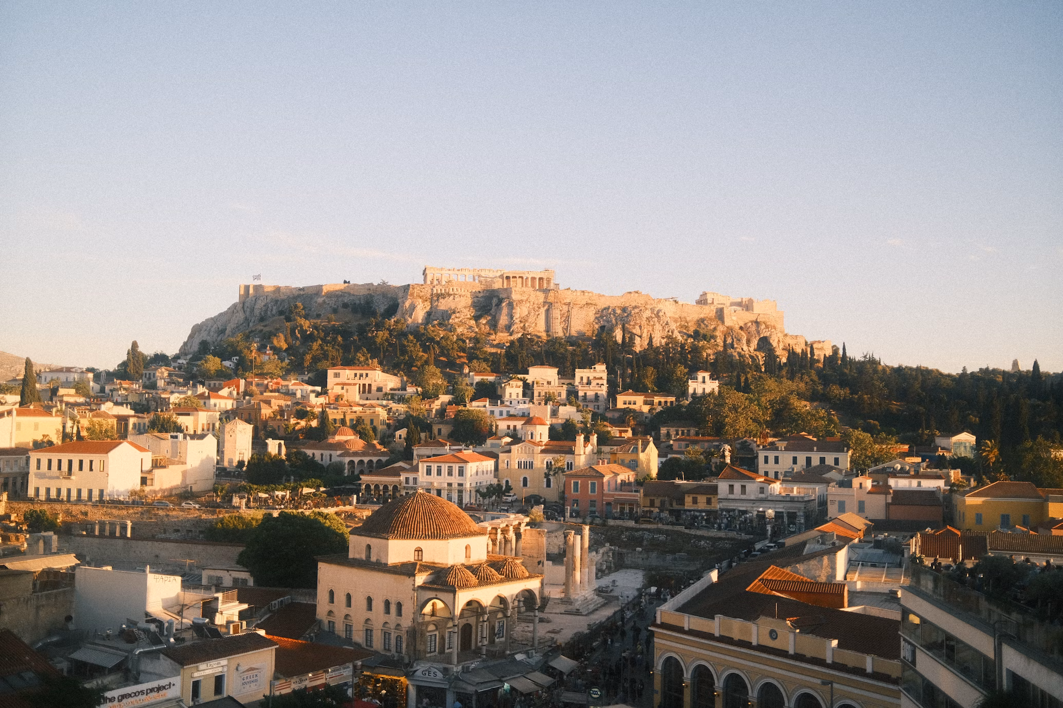 De Akropolis van Athene gezien tijdens het ‘gouden uur’.