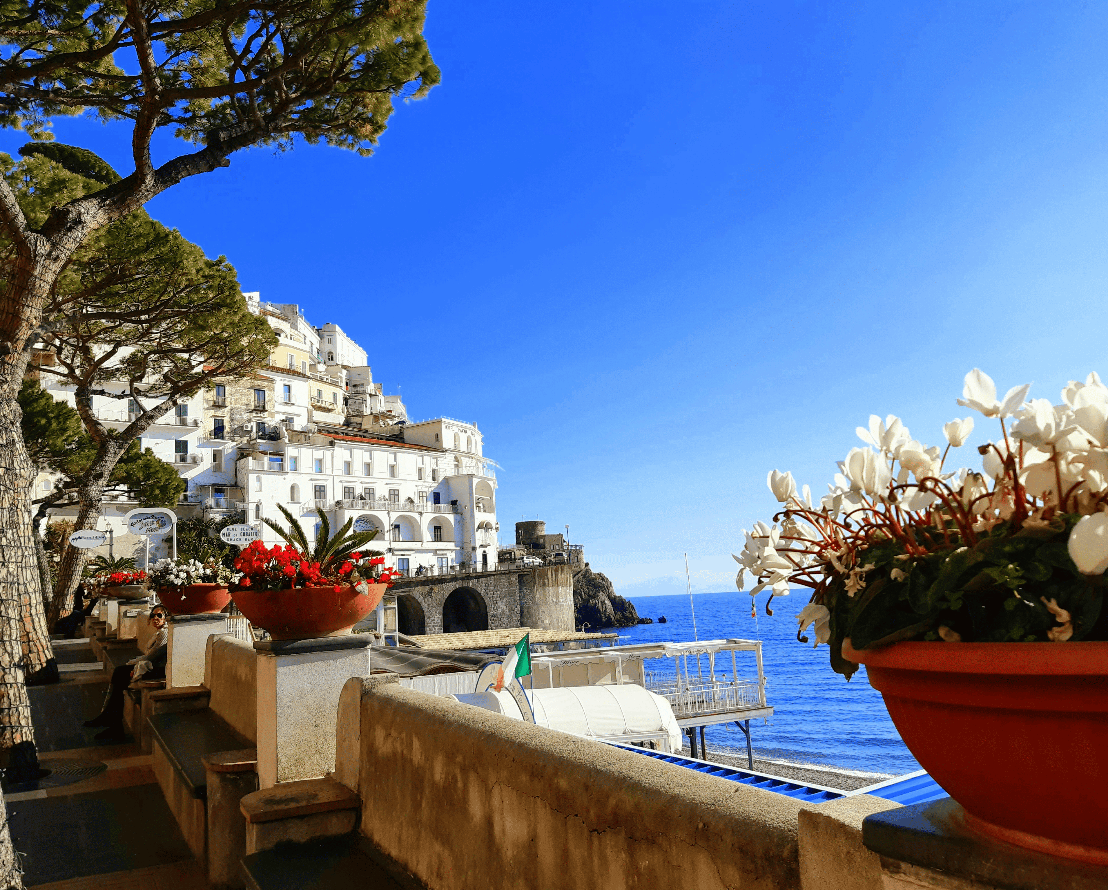 balcon avec fleurs et vue sur mer et batiments