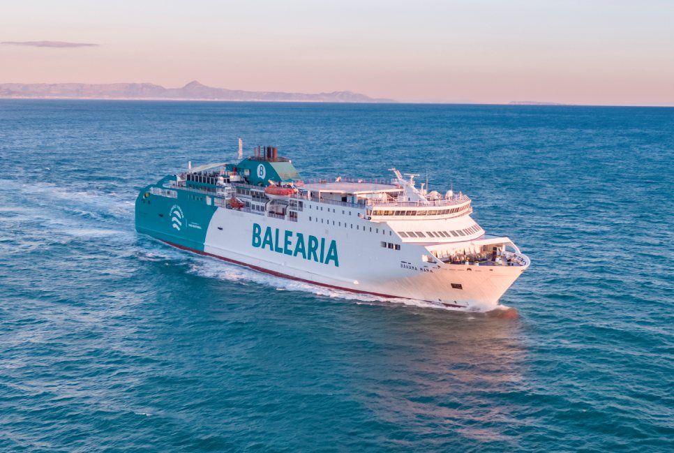 Ferry de la compañía Balearia navegando por aguas tranquilas al atardece
