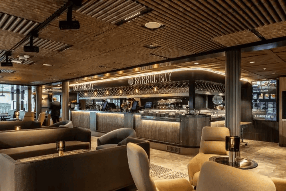 Interior elegante del bar Barrel Bay con barra y sofás modernos