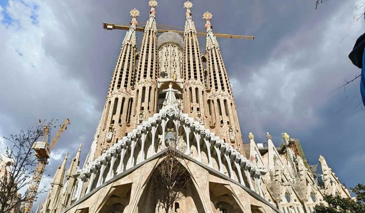 Cathedrale gothique sur ciel nuageux