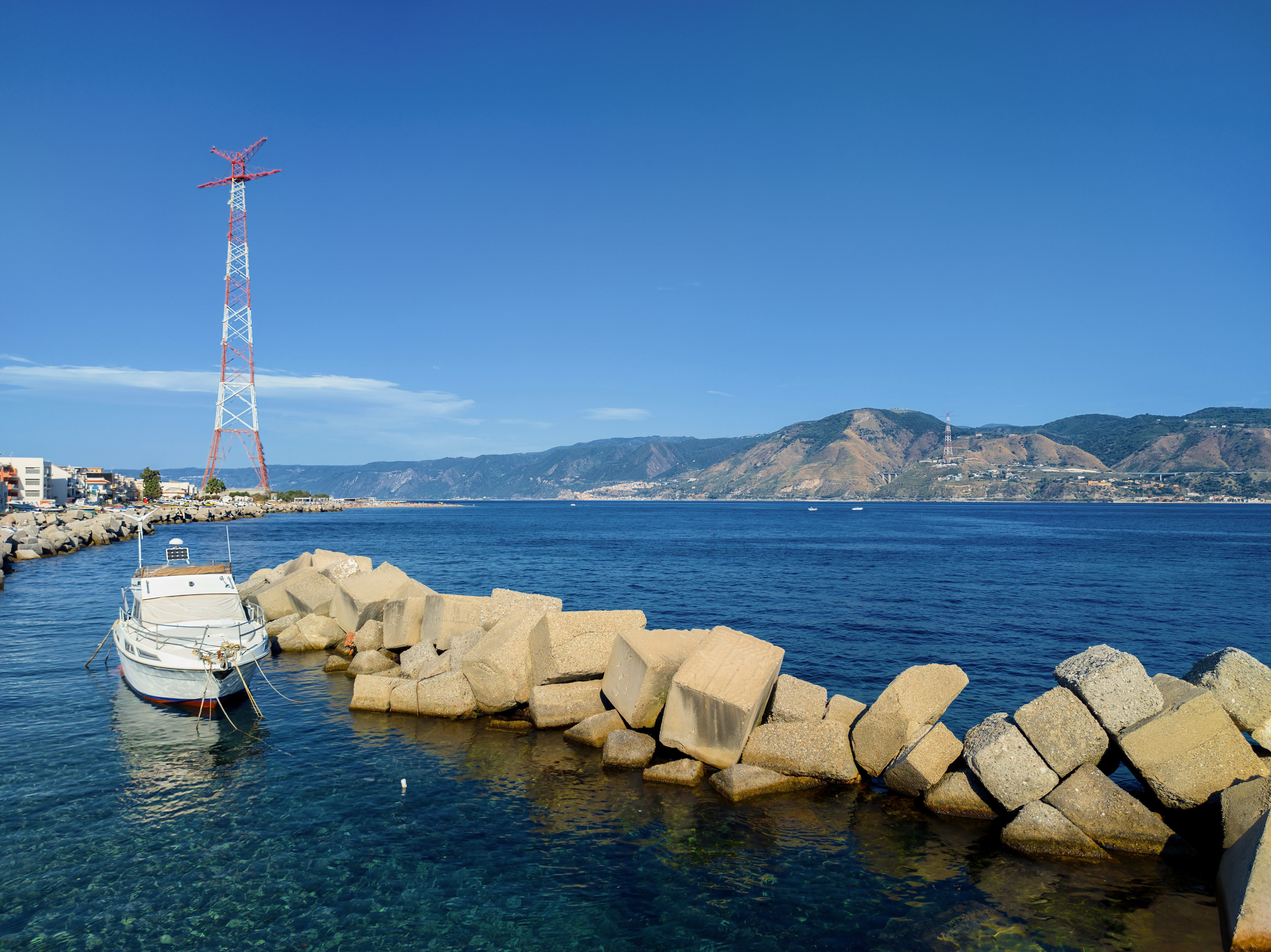 blocs en beton navire blanc et mer