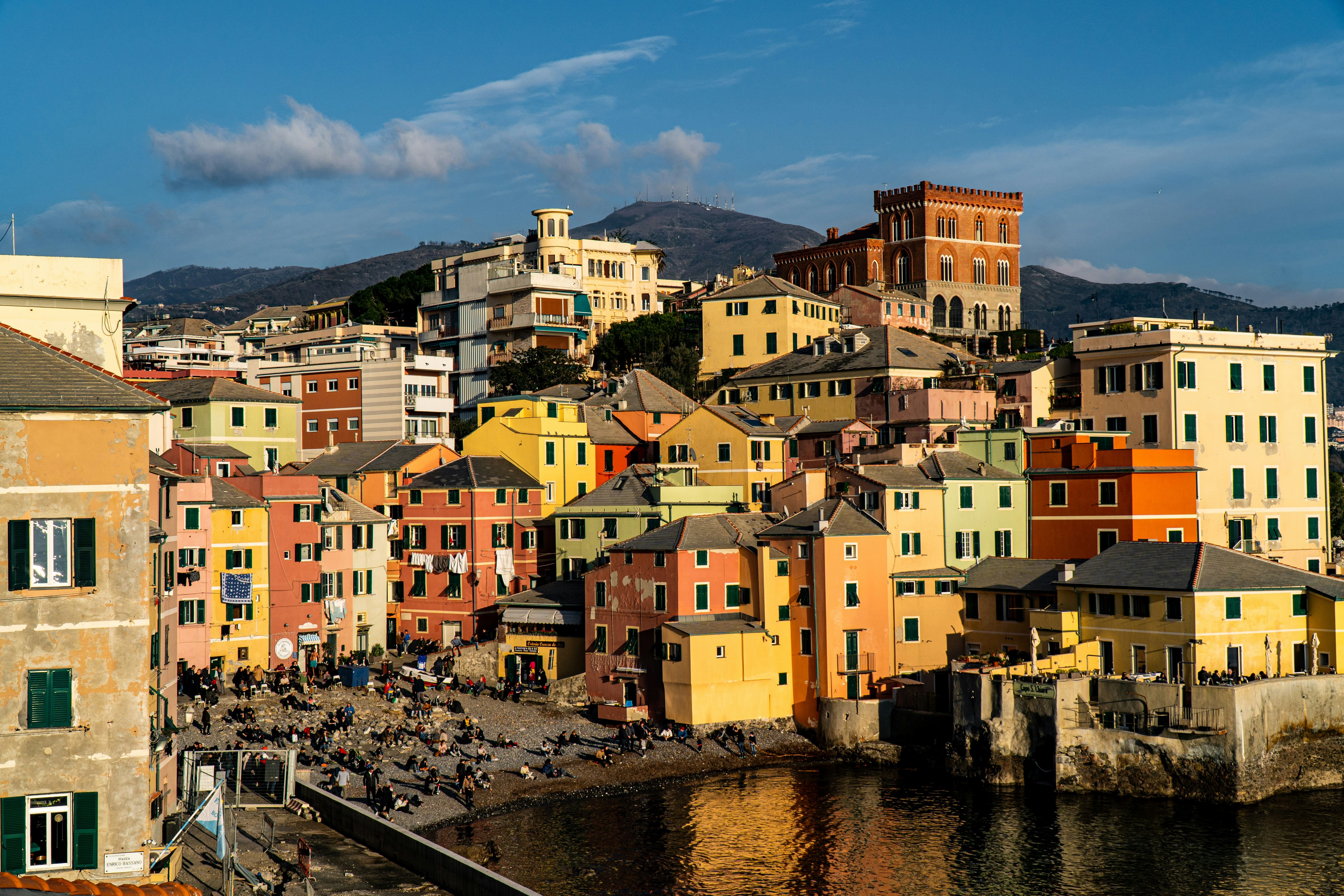 maisons multicolores avec plage et montagne