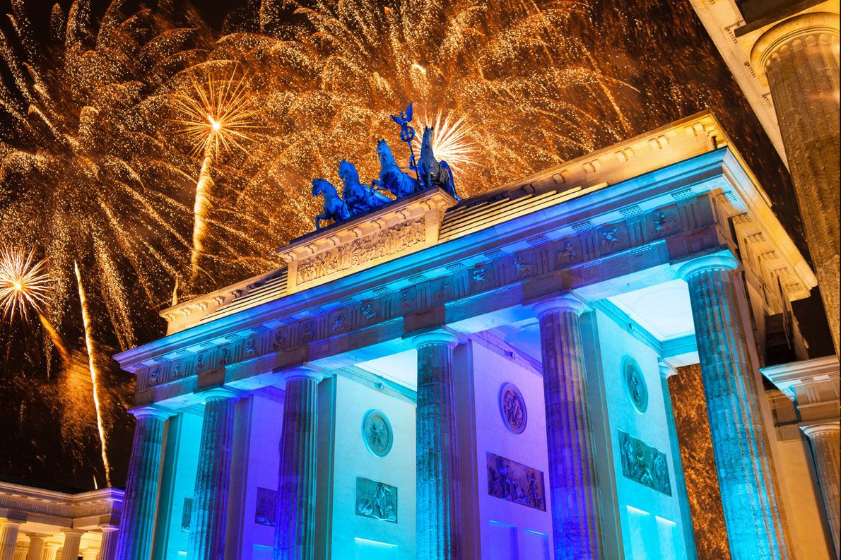 La Porta di Brandeburgo, a Berlino, circondata da fuochi d'artificio.