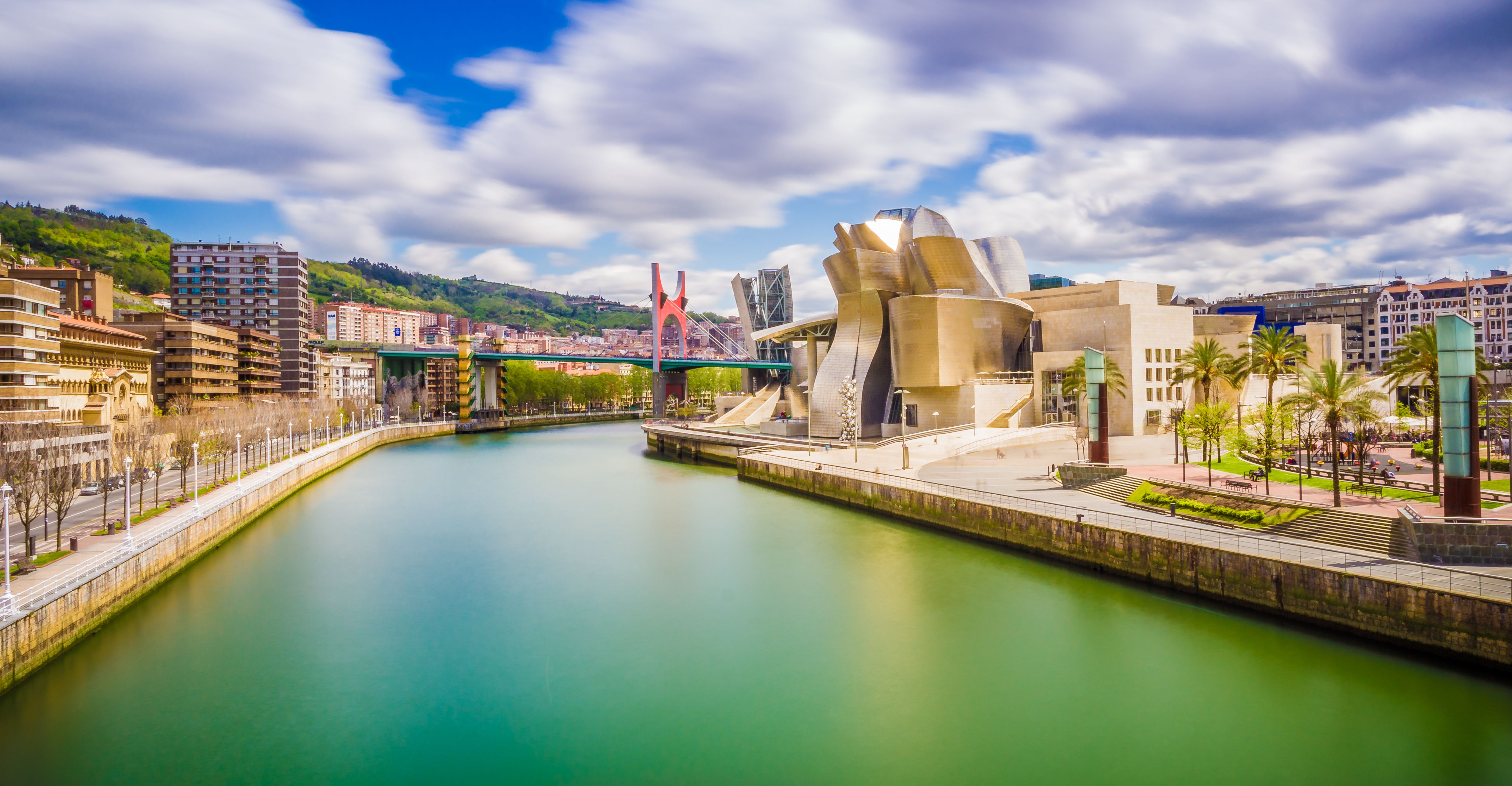 river running through the city of Bilbao