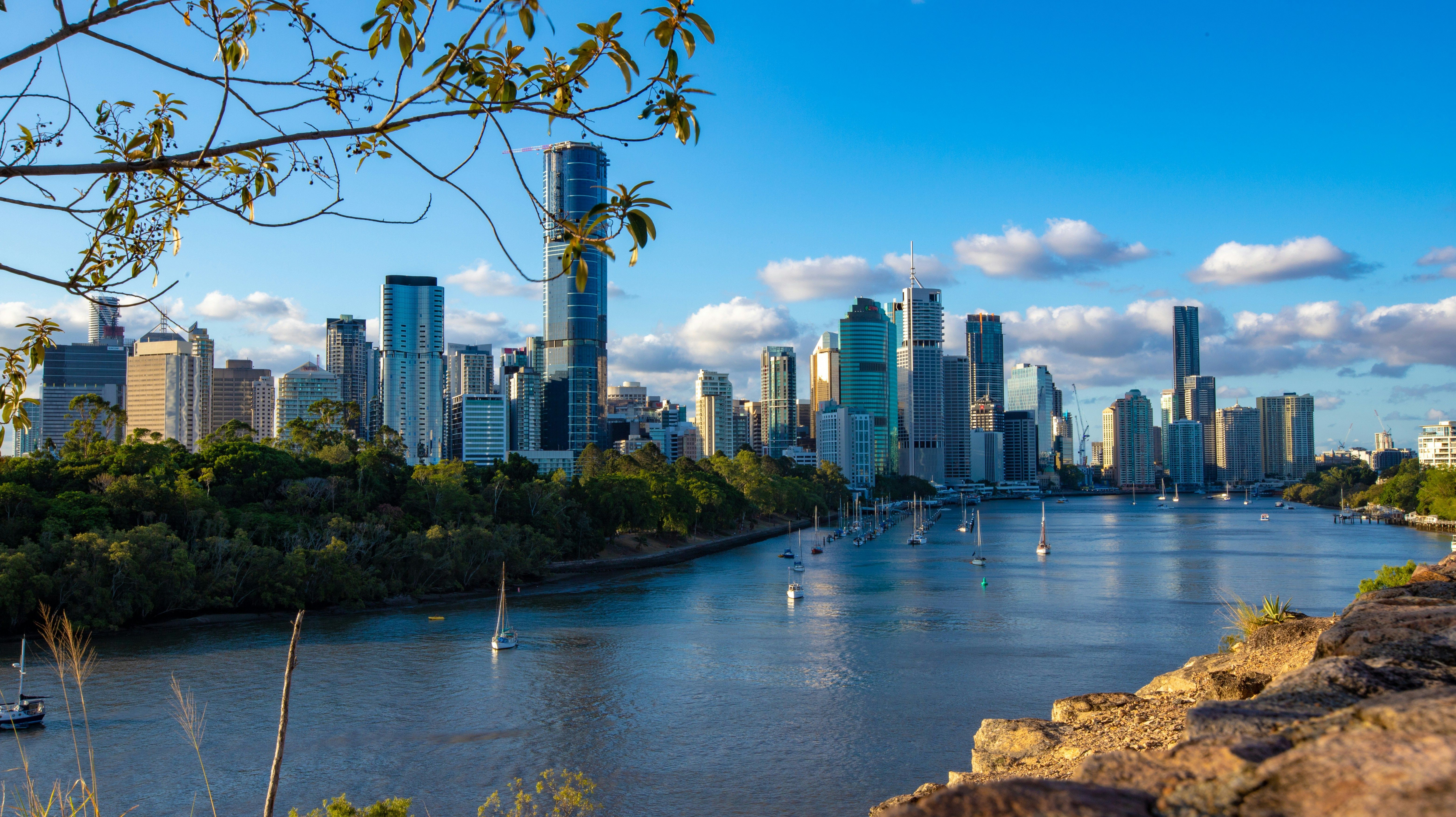 De rivier van Brisbane met de skyline van de stad op de achtergrond.