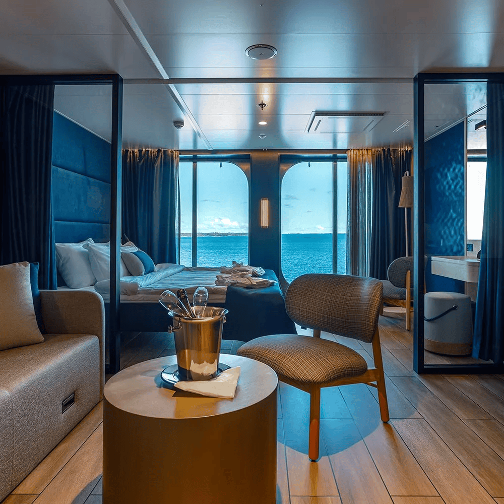 Interior de cabina de lujo en Finnsirius con cama doble y vistas