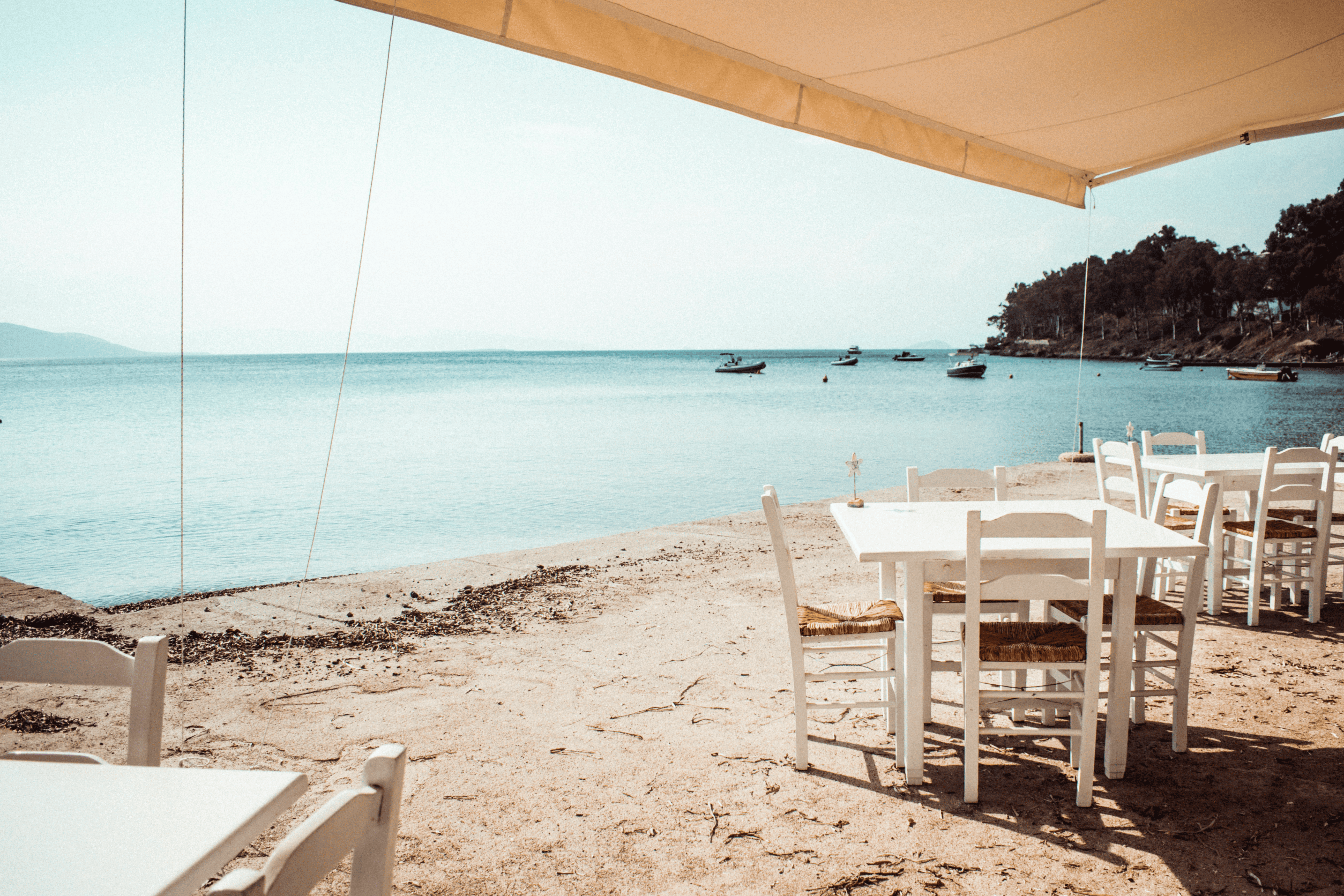 tables sur plage avec vue sur la mer