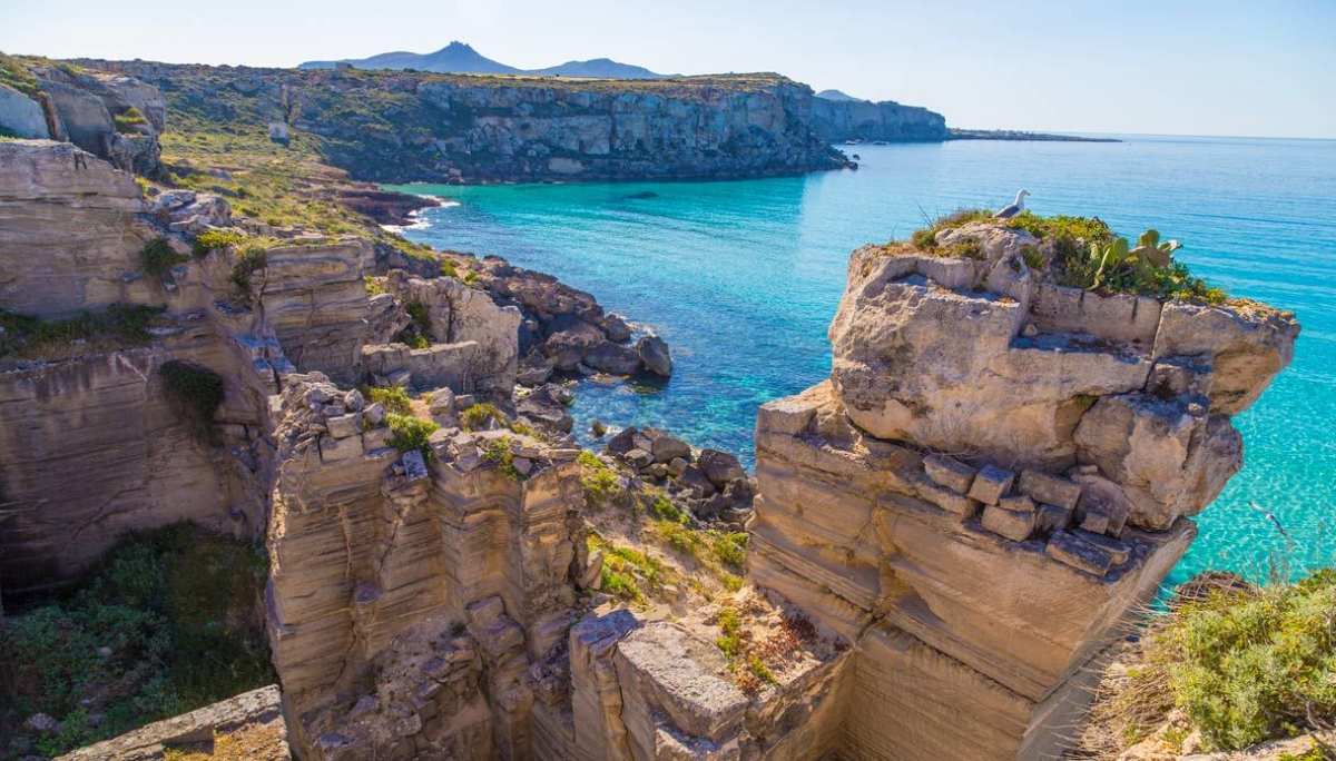 Vista panorámica de Cala Rossa en Favignana con aguas turquesas y antiguas canteras de toba en primer plano