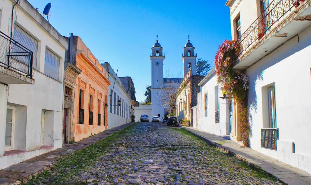 Calle empedrada del casco histórico de Colonia del Sacramento
