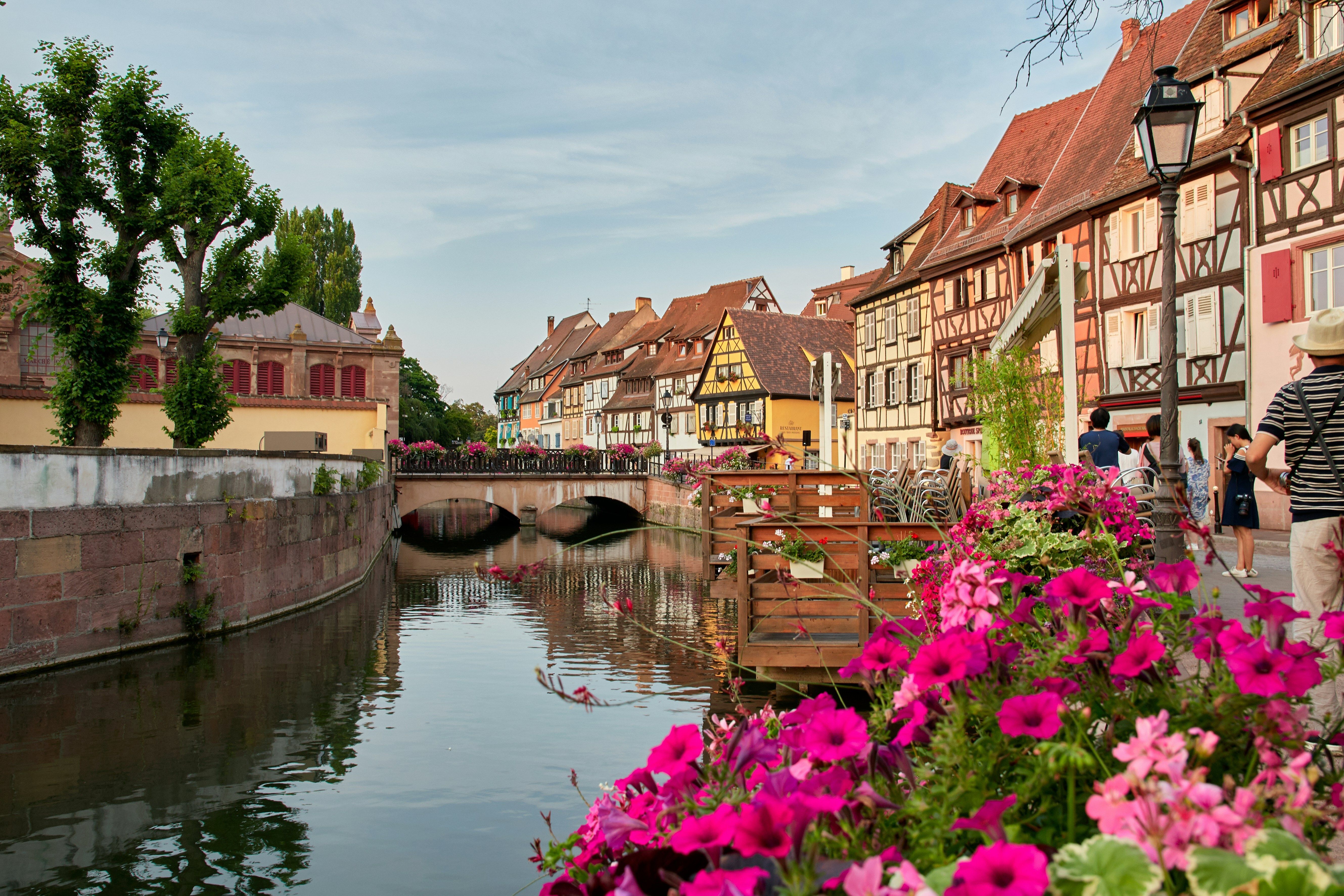 canal avec maisons colorees