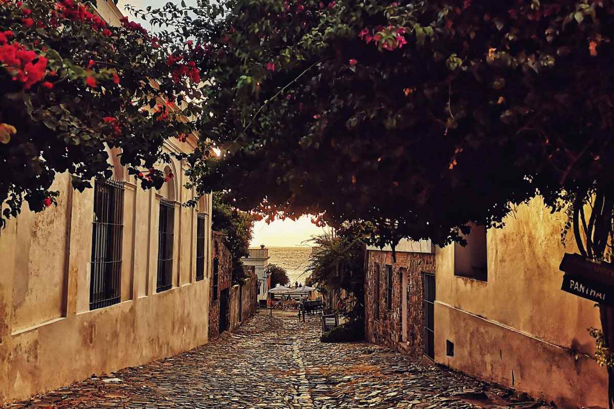 Calle del casco histórico de Colonia del Sacramento con vistas al río