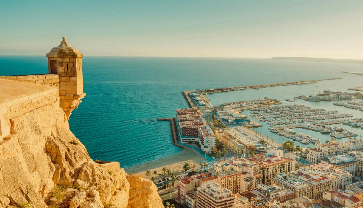 Vista desde el Castillo de Santa Bárbara al puerto deportivo y la playa del Postiguet en Alicante
