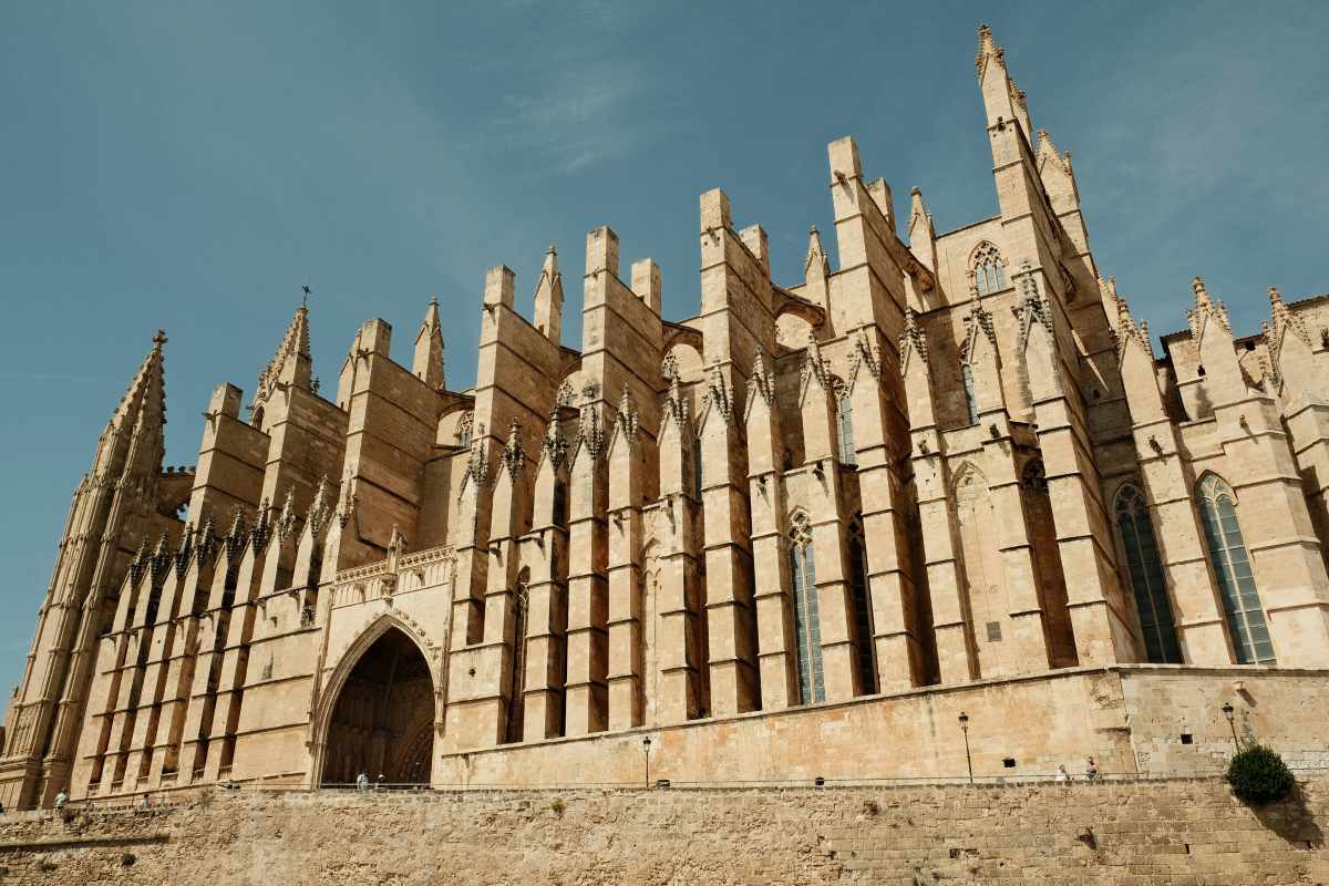 Fachada gótica de la Catedral de Palma de Mallorca iluminada por el sol