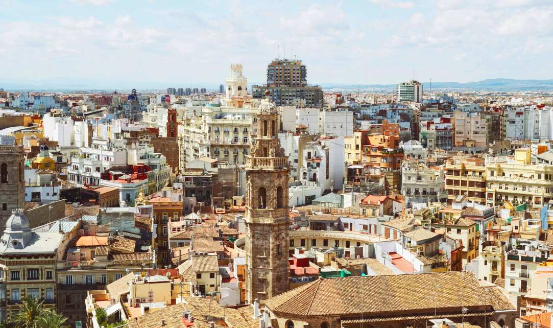 Vista panorámica del centro histórico de Valencia con la torre del Miguelete y edificios tradicionales