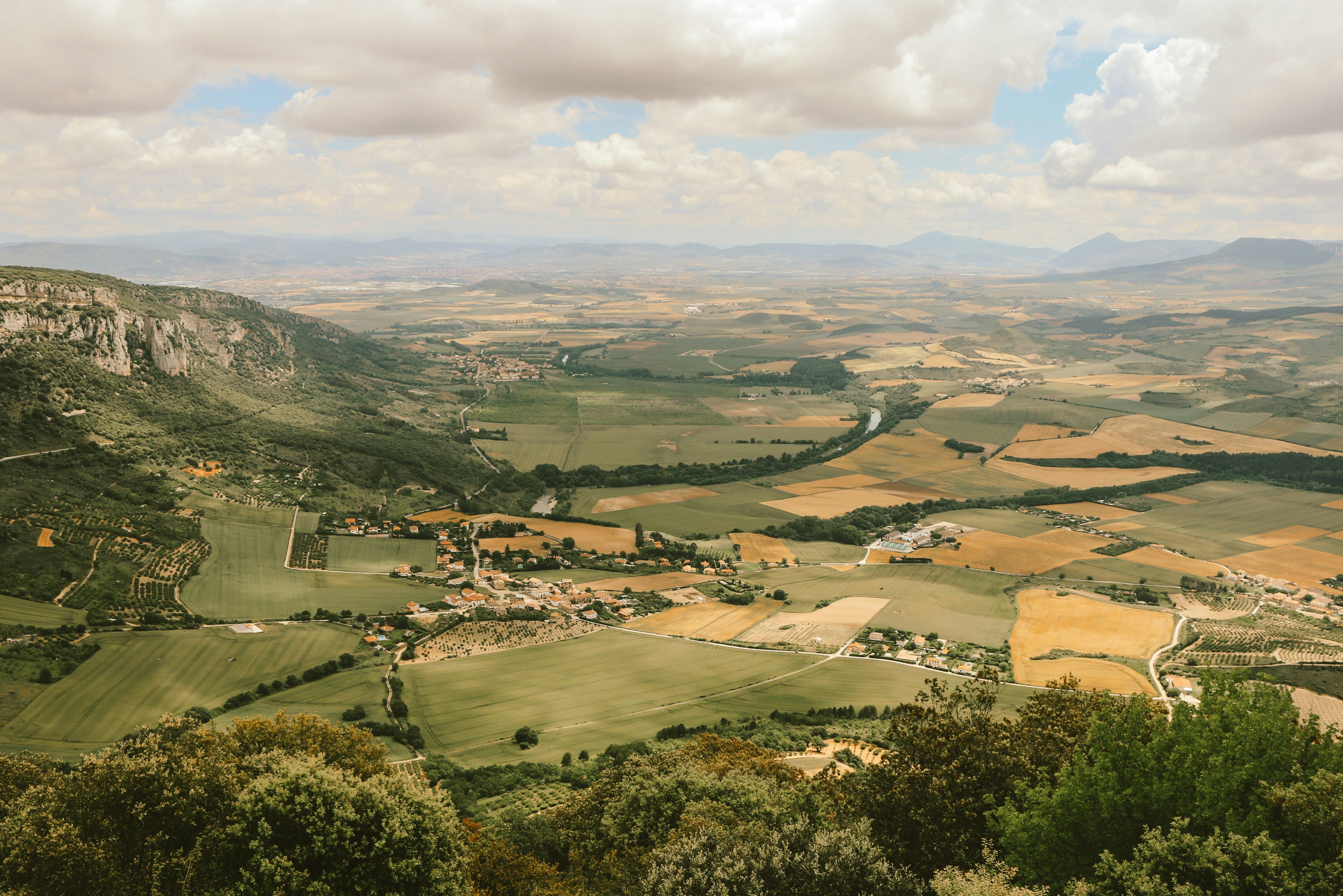plan sur montagnes champs et village basque