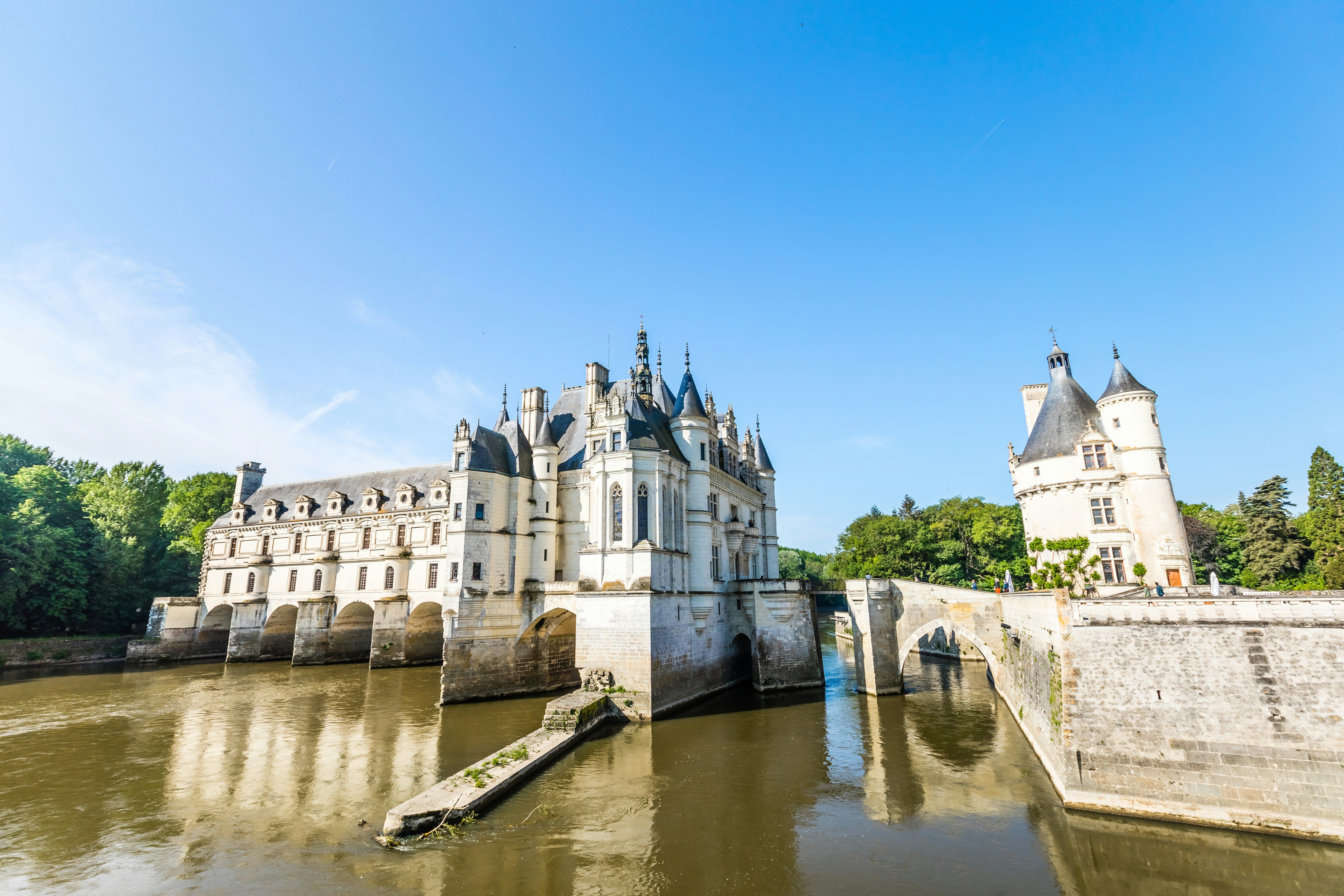 beau chateau avec pont et fleuve