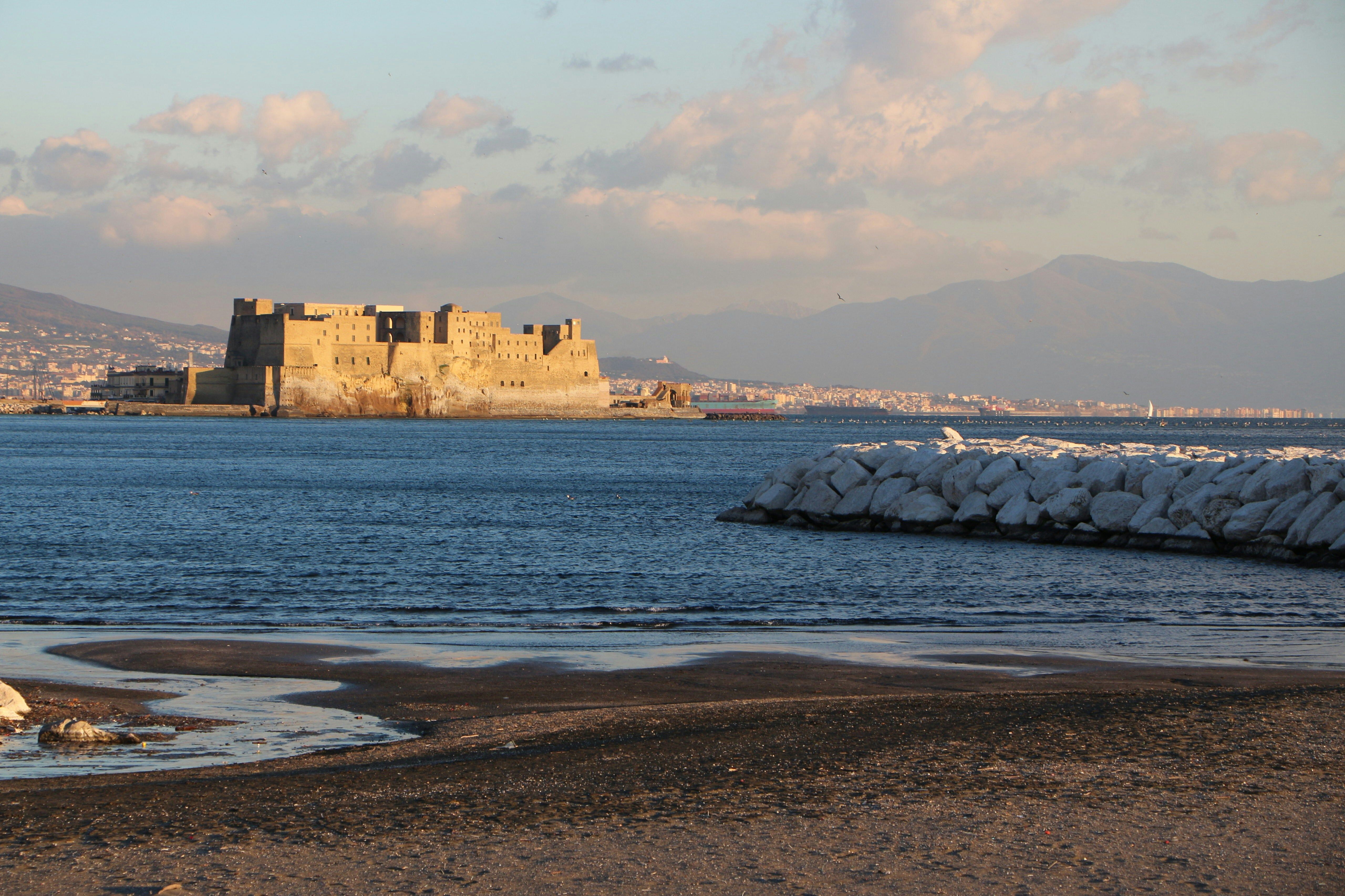 sable mer et chateau au fond