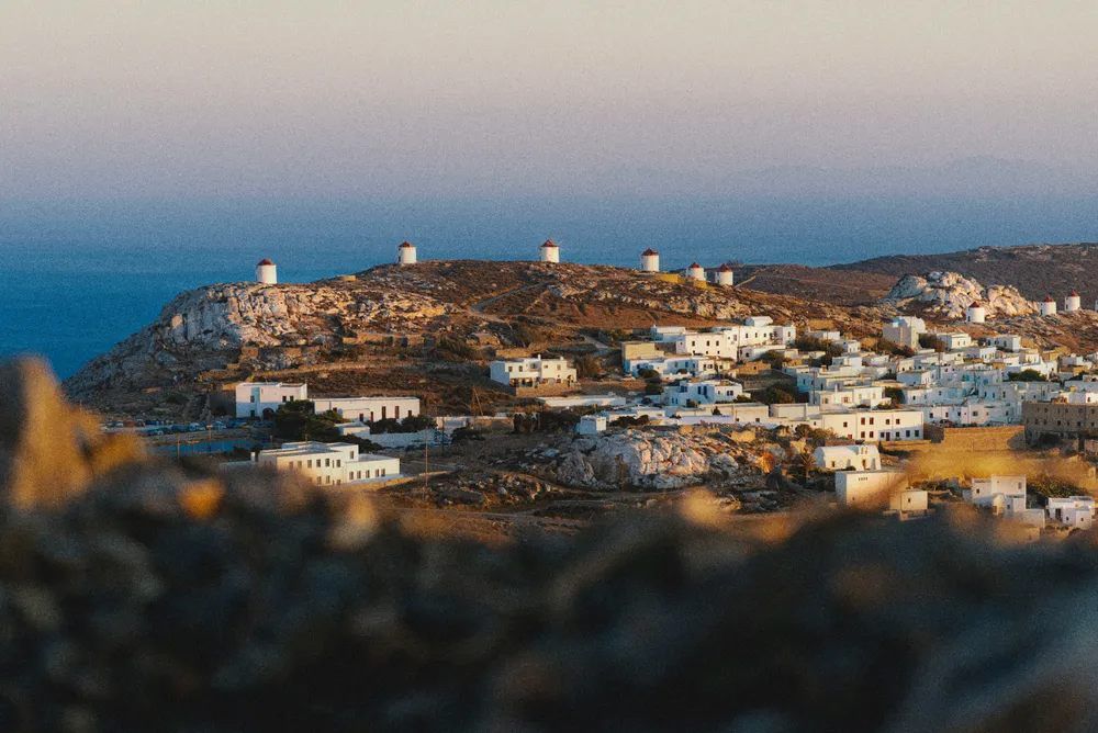 Vista del pueblo de Chora en Amorgos con el mar Egeo de fondo