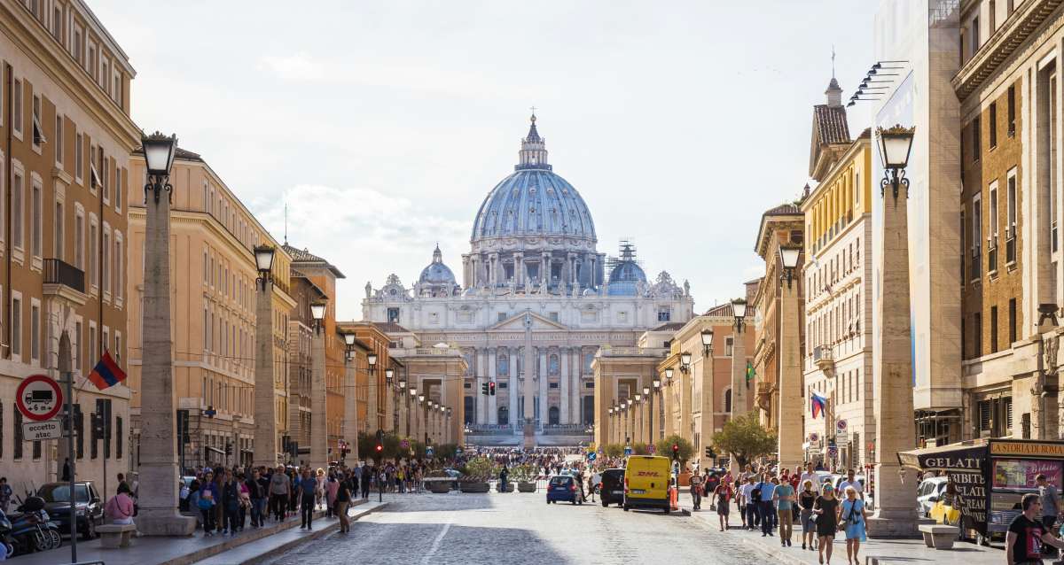 Vista de la Basílica de San Pedro desde la Via della Conciliazione en el Vaticano.