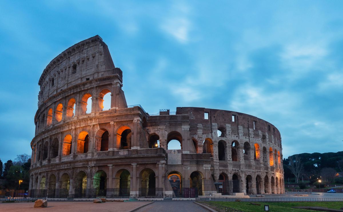 El Coliseo de Roma iluminado al atardecer, uno de los monumentos más emblemáticos de Italia.