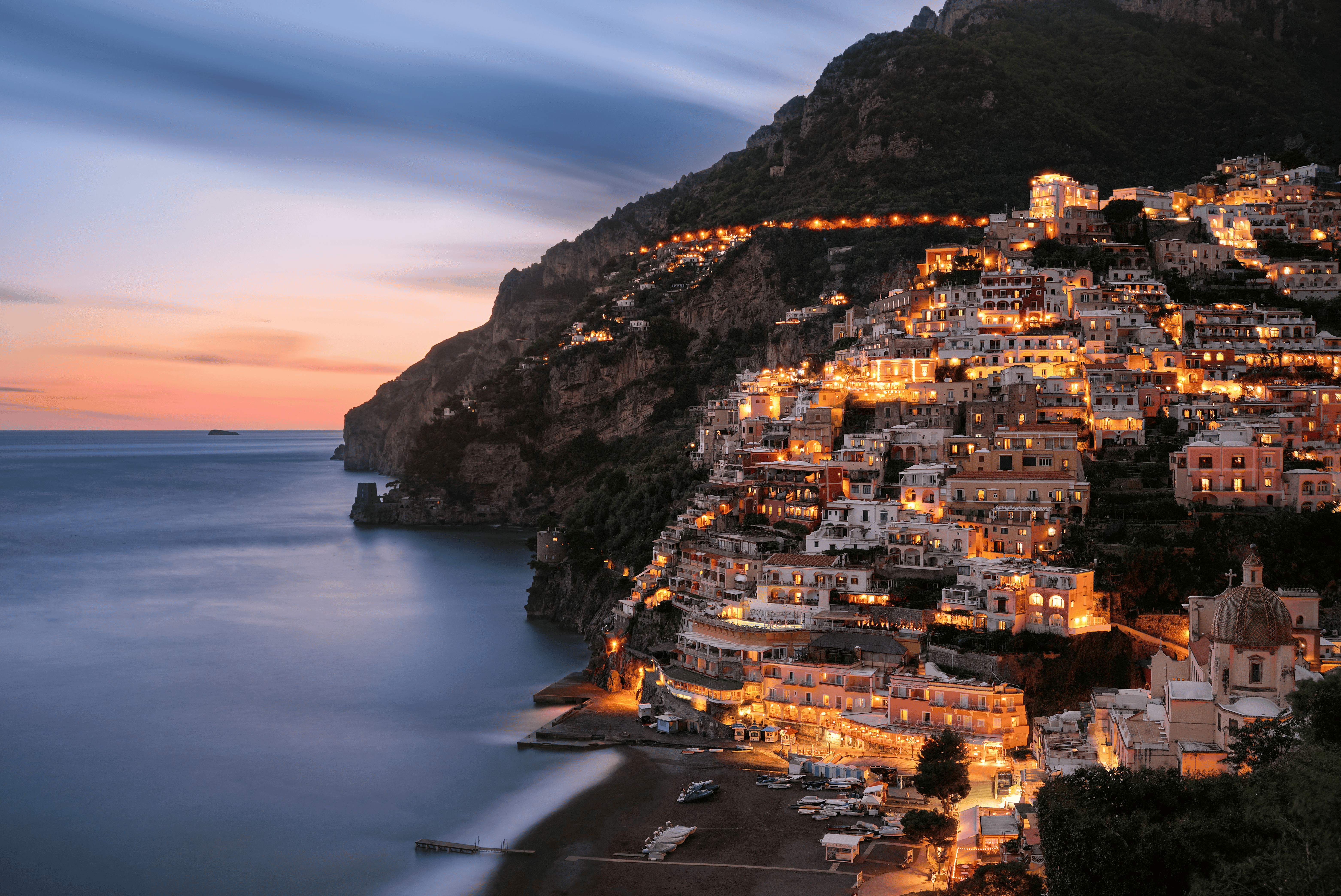 ville sur colline illuminee avec coucher de soleil