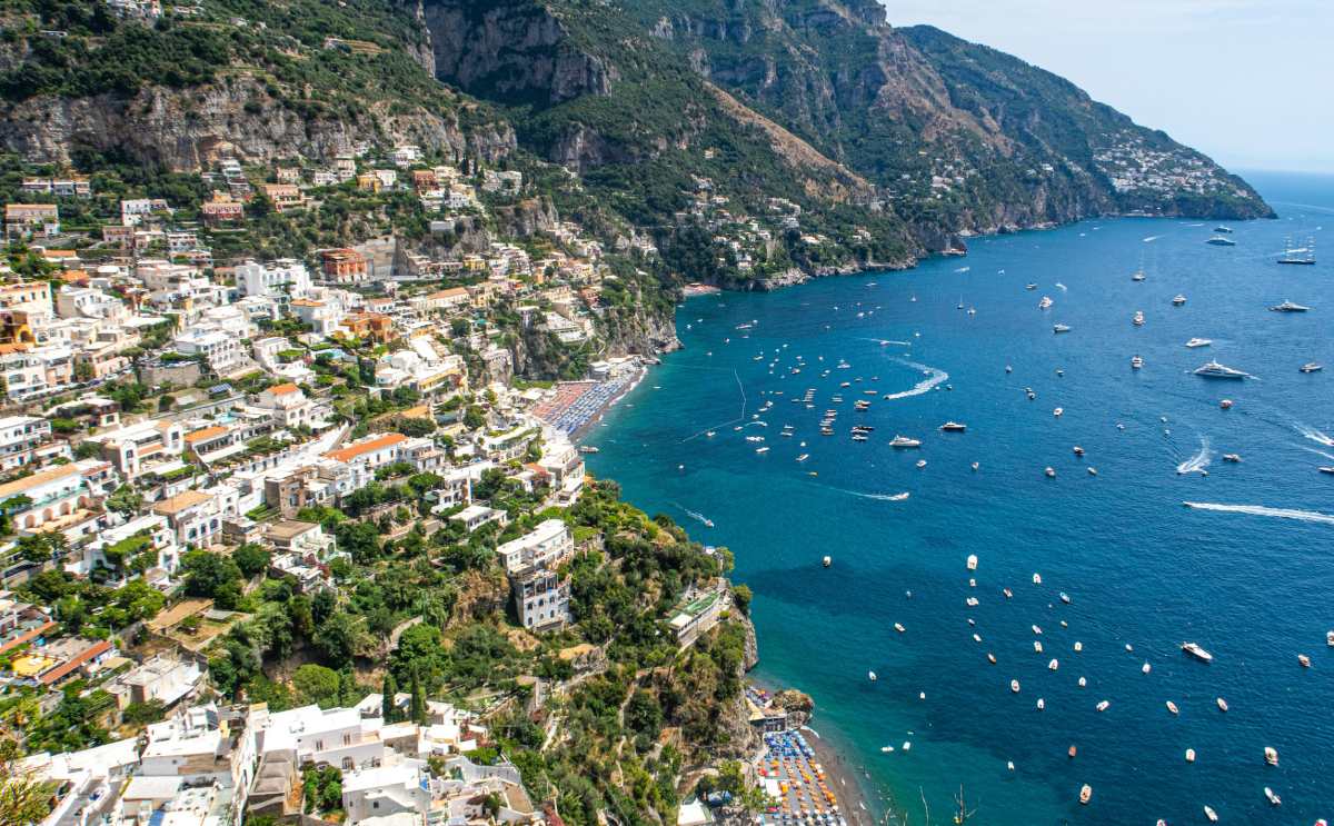 Vista panorámica de la costa de Sorrento y el golfo de Nápoles, con barcos navegando hacia la Costa Amalfitana