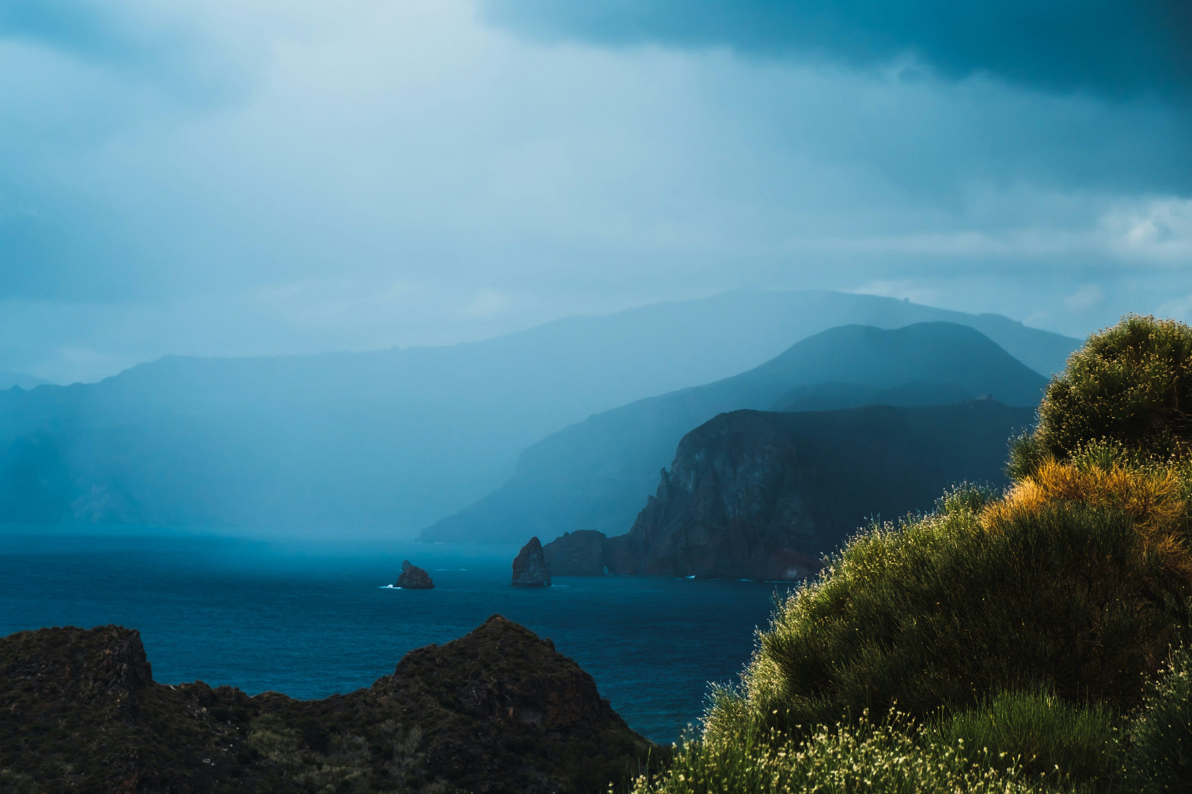 falaises nuageuses avec mer