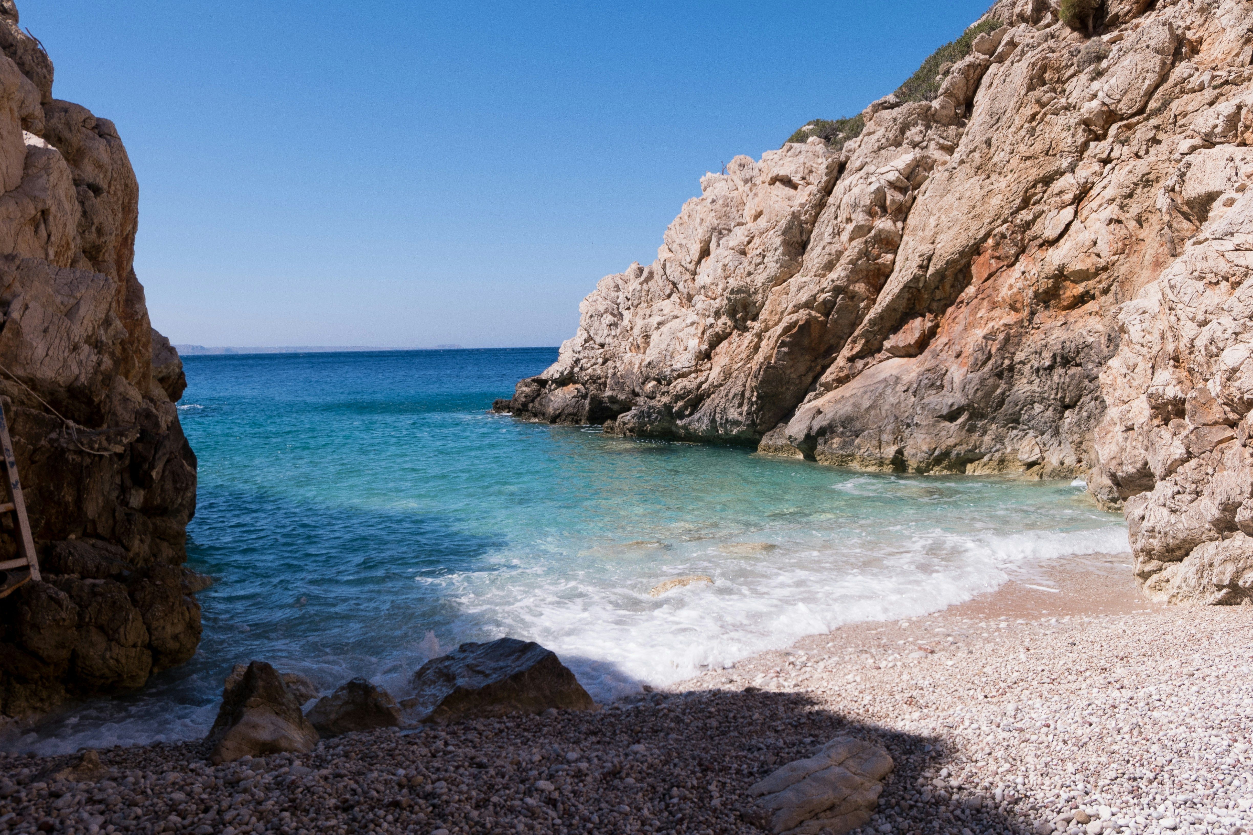 crique rocheuse avec plage et vagues de la mer