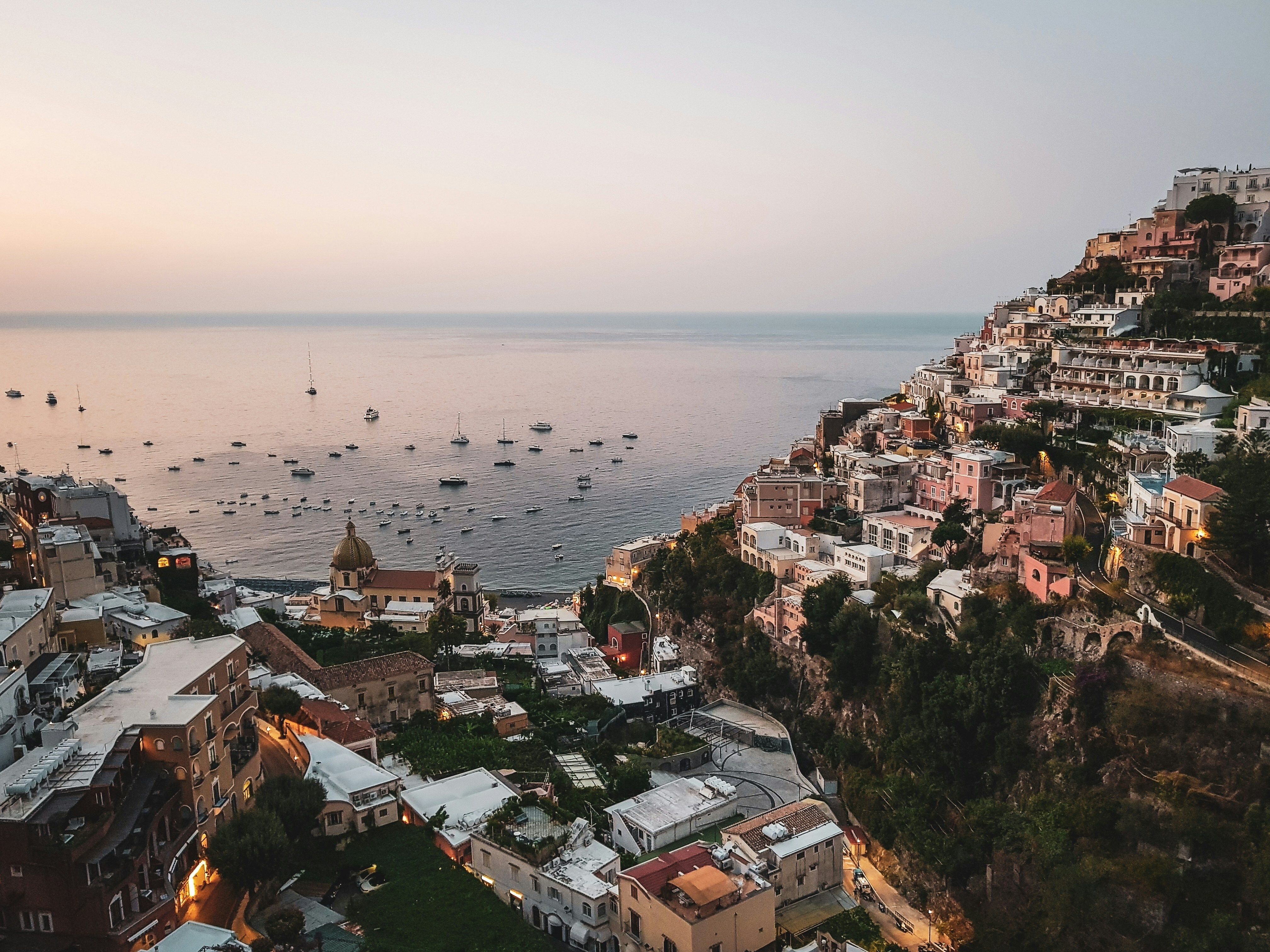 crepuscule ville avec mer