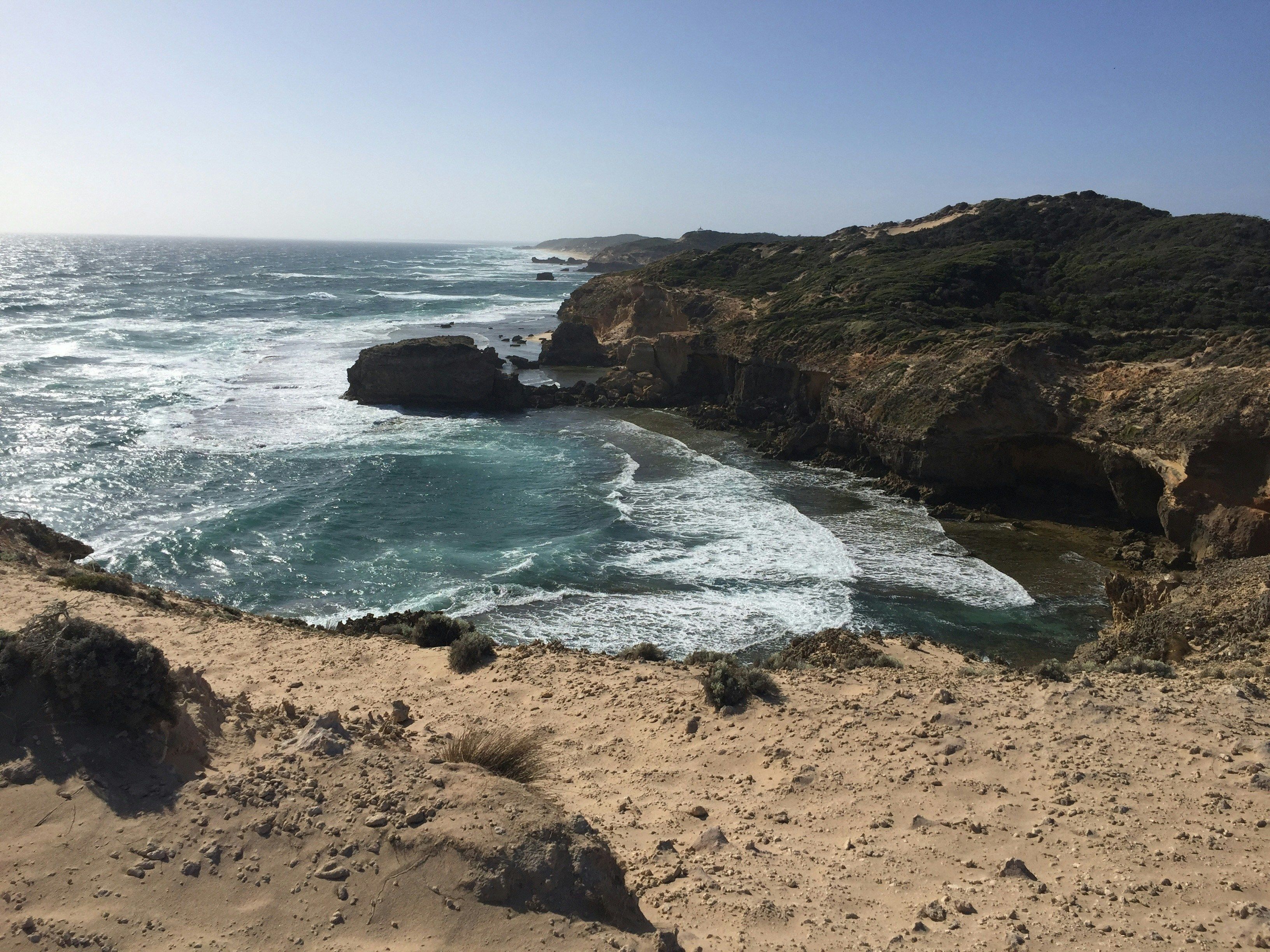 crique rocheuse avec sable et mer