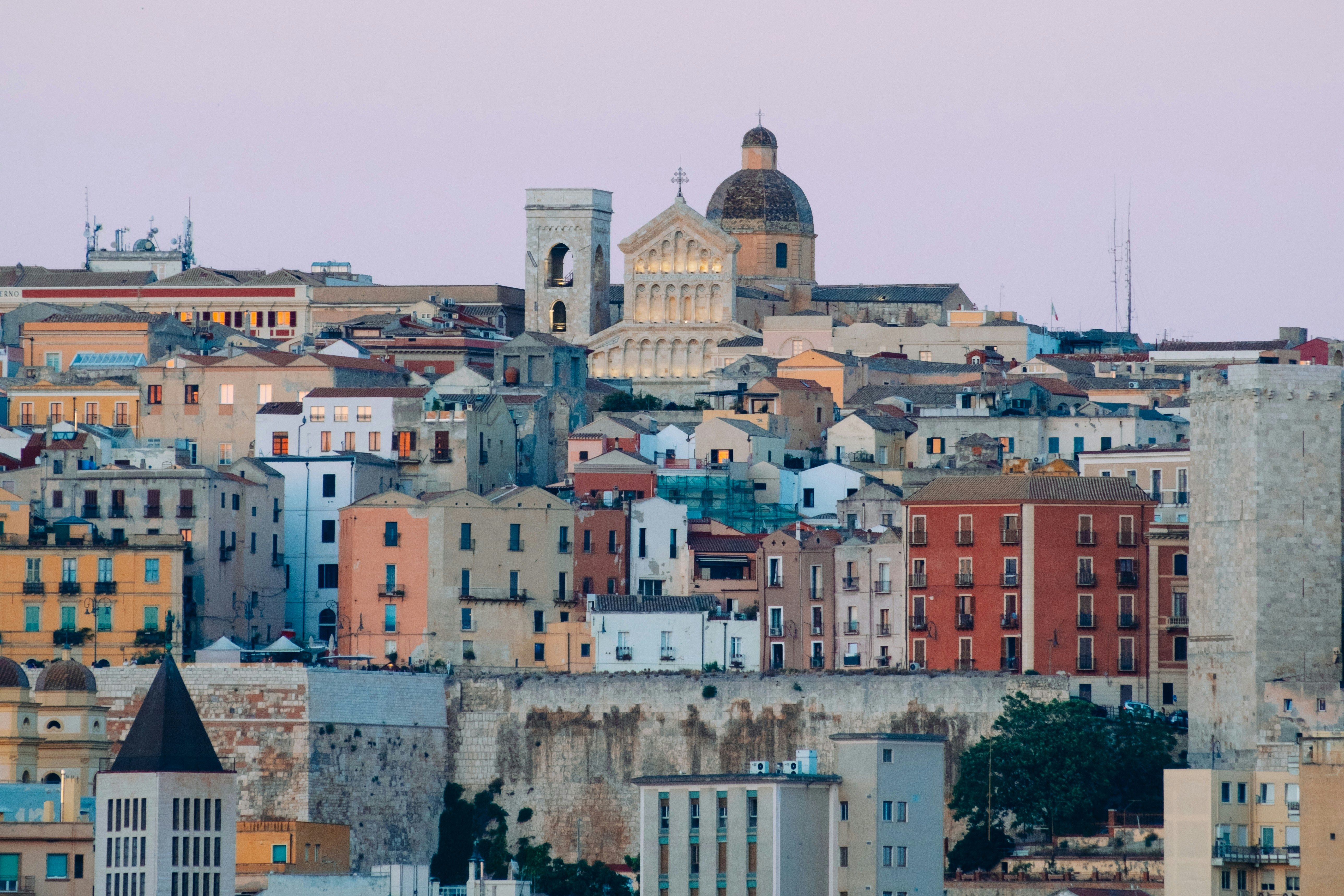 vue urbaine sur la vielle ville de cagliari avec eglise