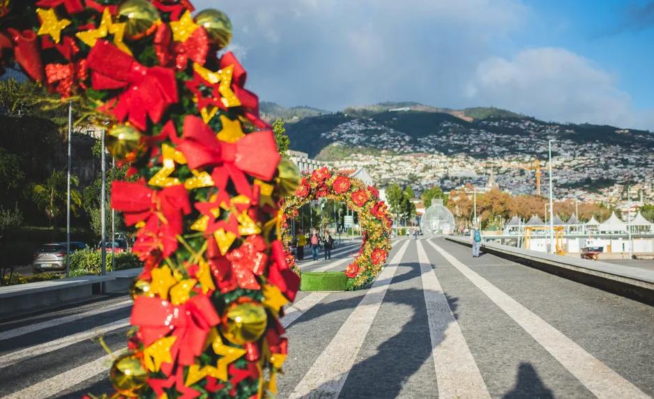 Calles de Funchal decoradas con adornos navideños y guirnaldas luminosas en invierno.