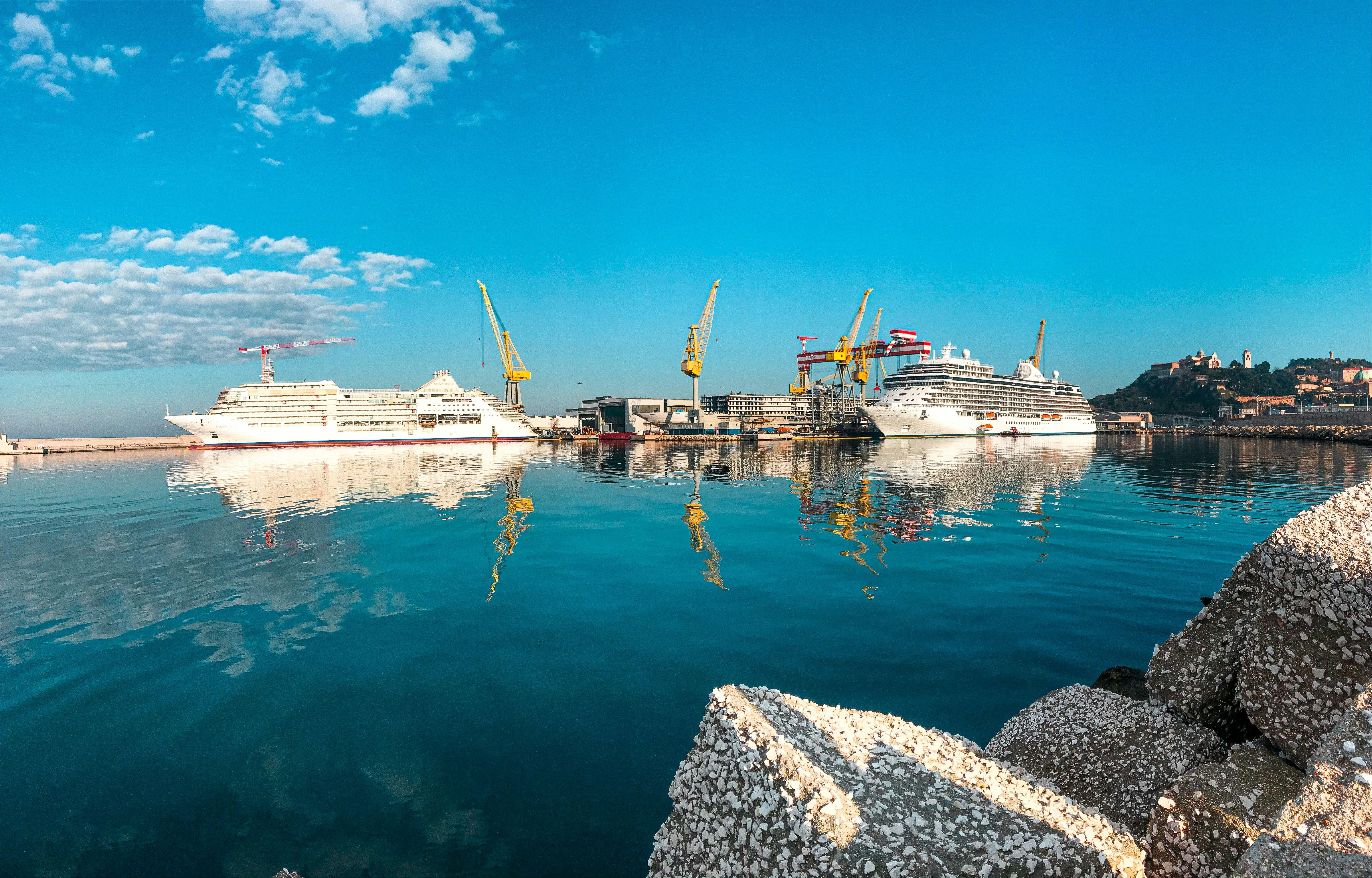 port d'ancone avec ferries et eau