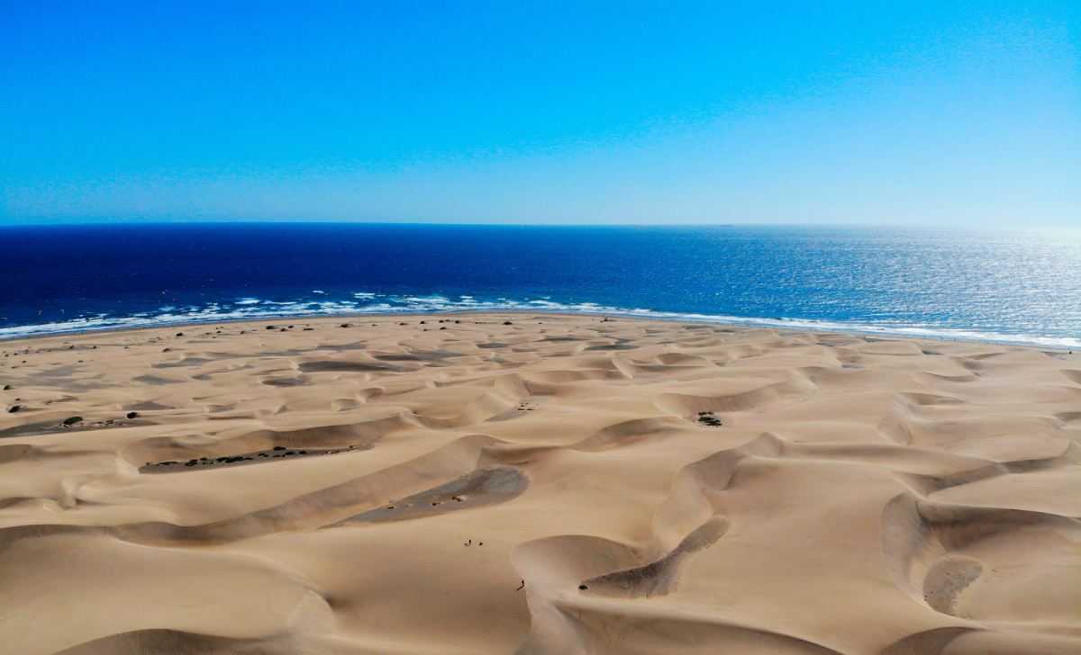 Vista aérea de las dunas de Maspalomas junto al océano Atlántico en Gran Canaria.