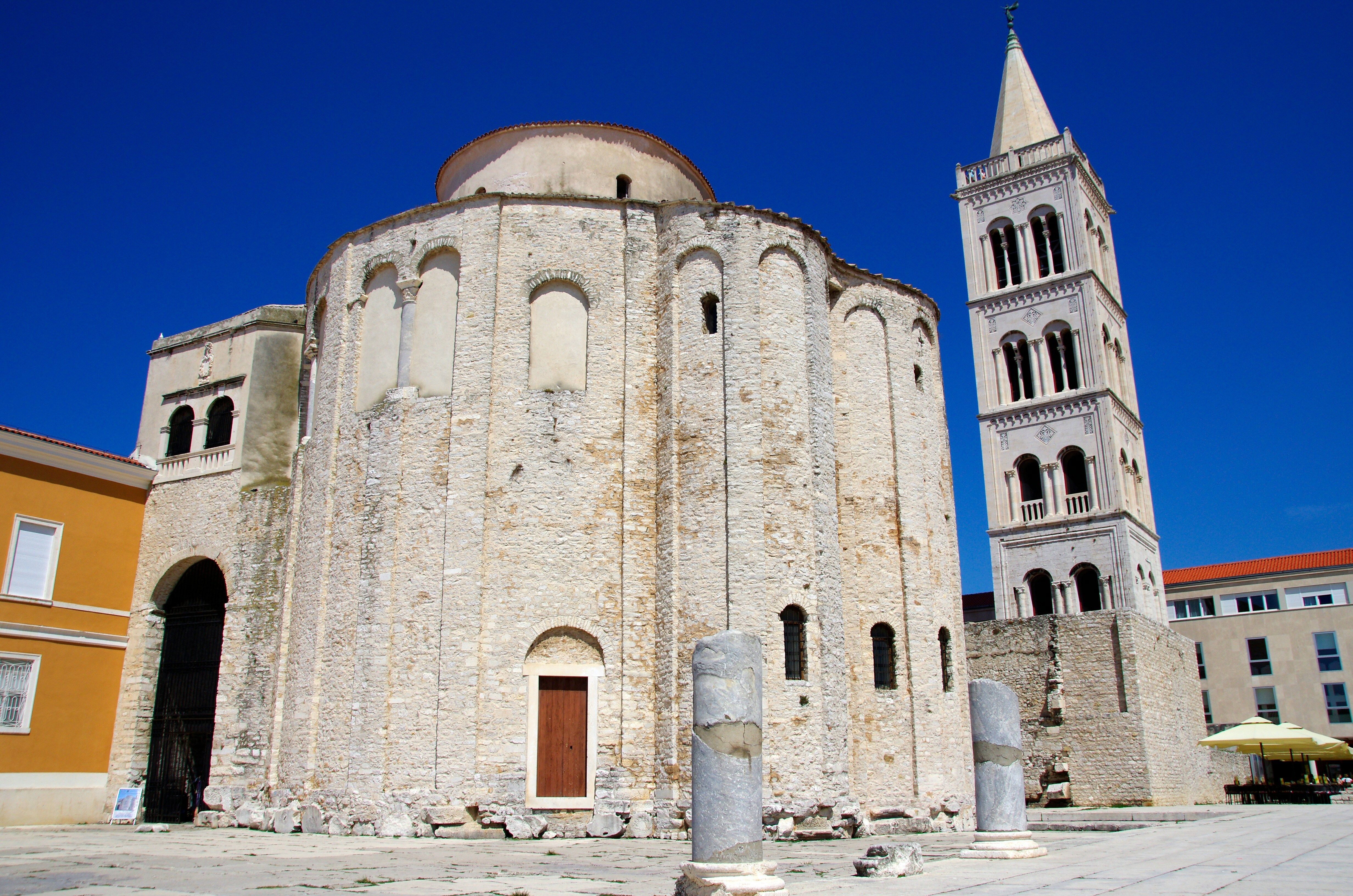 eglise de pierre blanche sur fond de ciel bleu