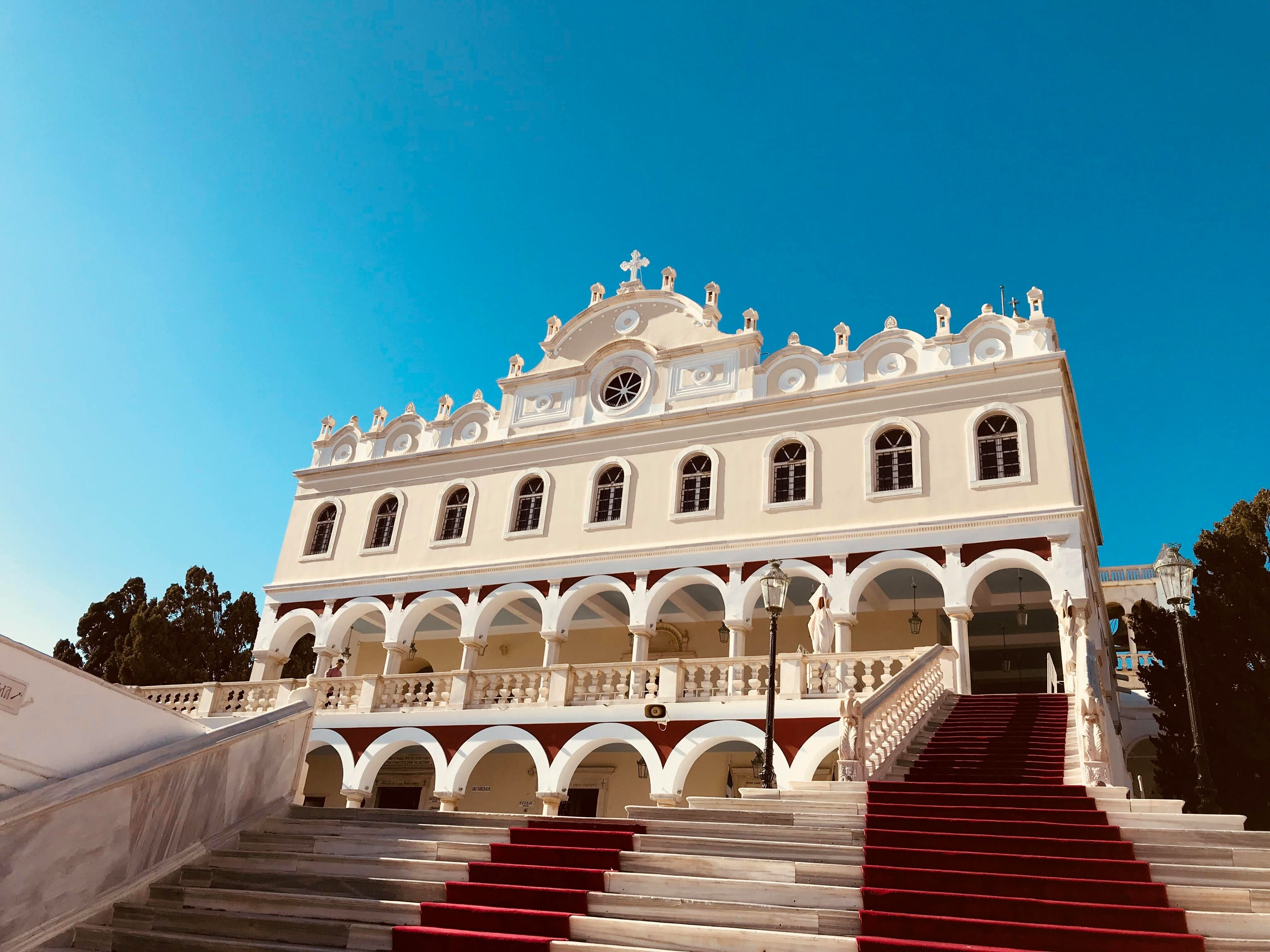 eglise de marbre blanc sur ciel bleu