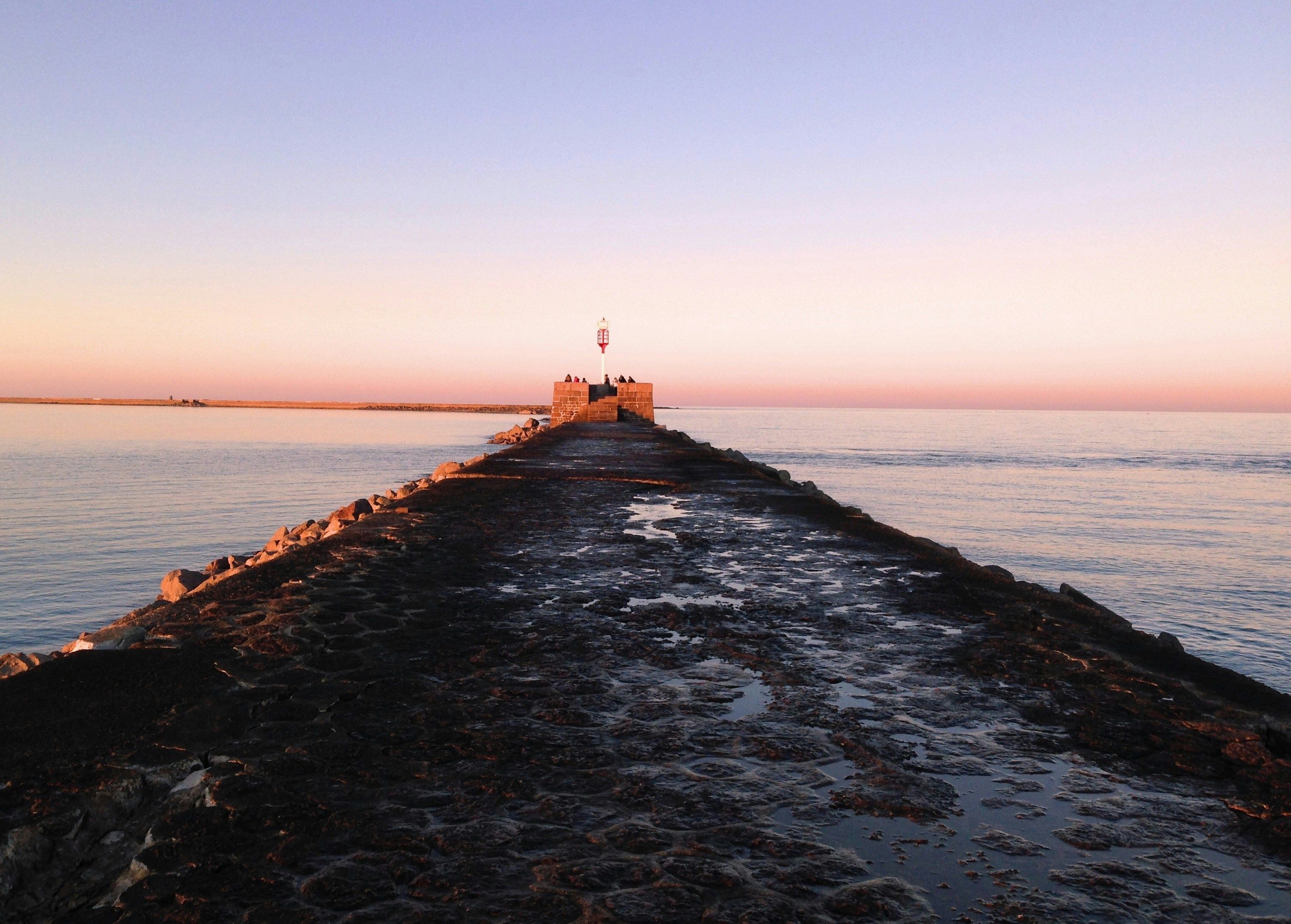 embarcadere avec erosion menant vers fort et mer au fond