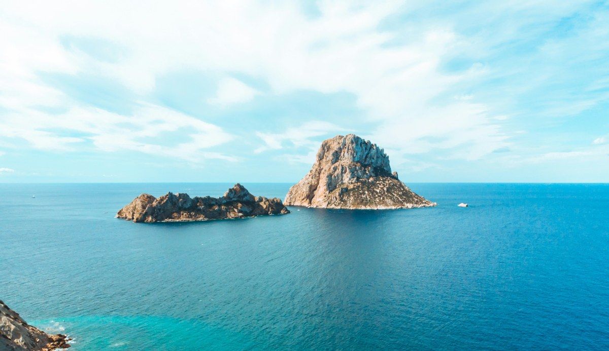 Islote de Es Vedrà en Ibiza visto desde el mar Mediterráneo