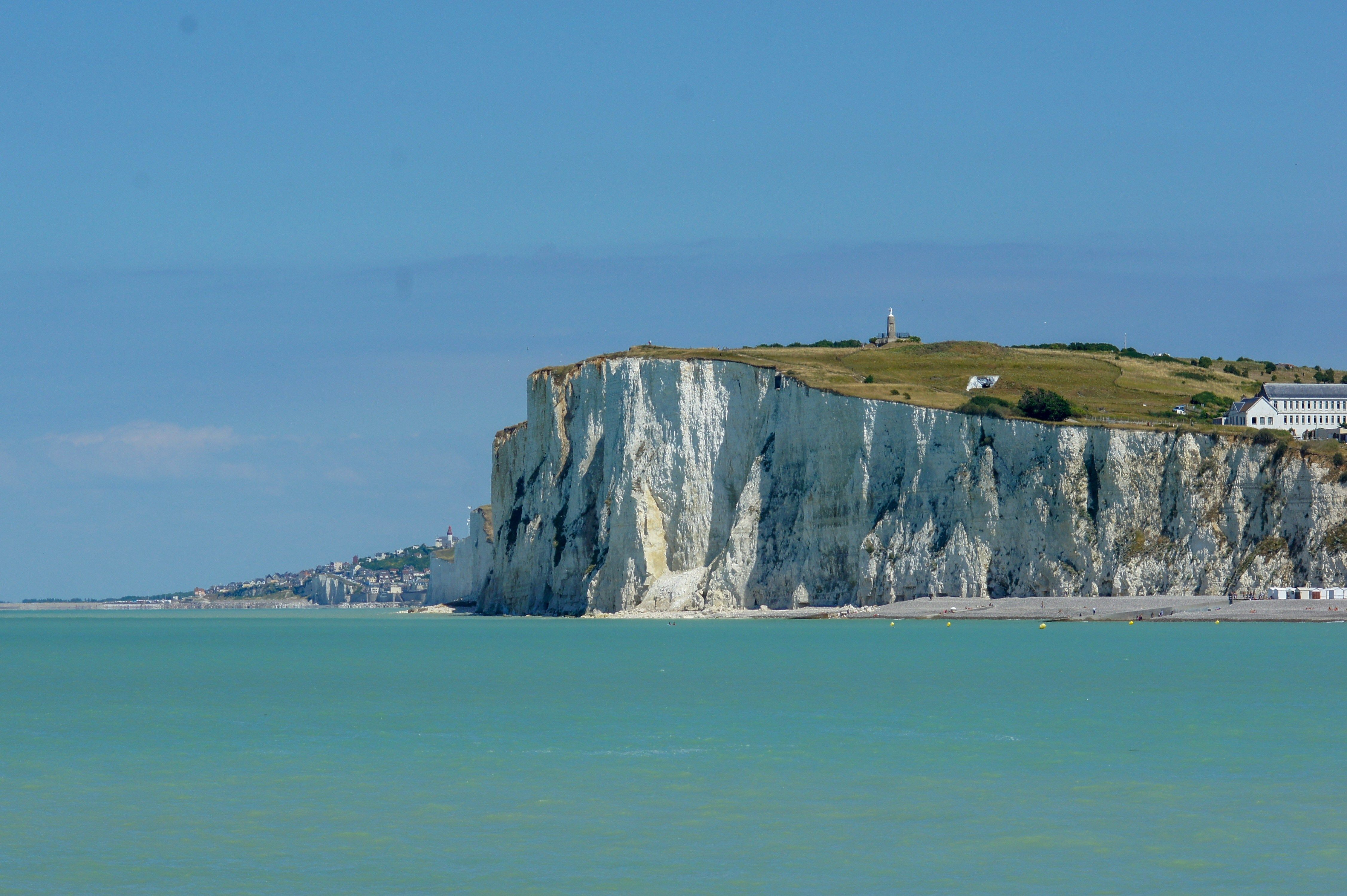 mer avec falaise blanche et champs