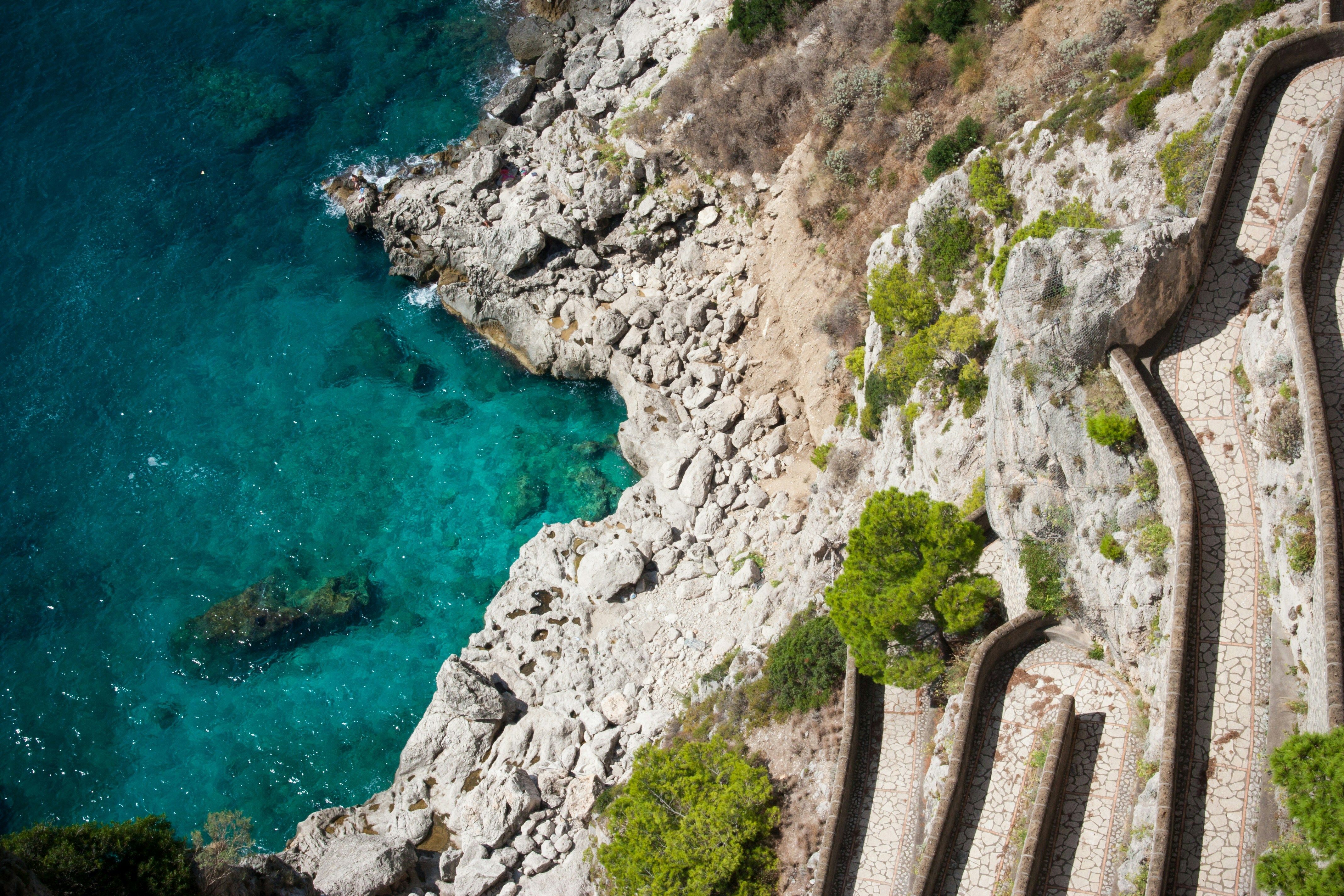 falaises blanches avec chemin donnant sur la mer