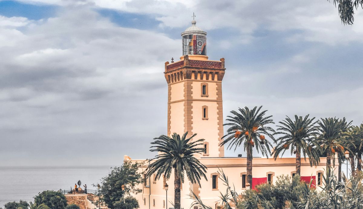Faro del Cabo Espartel en Tánger rodeado de palmeras