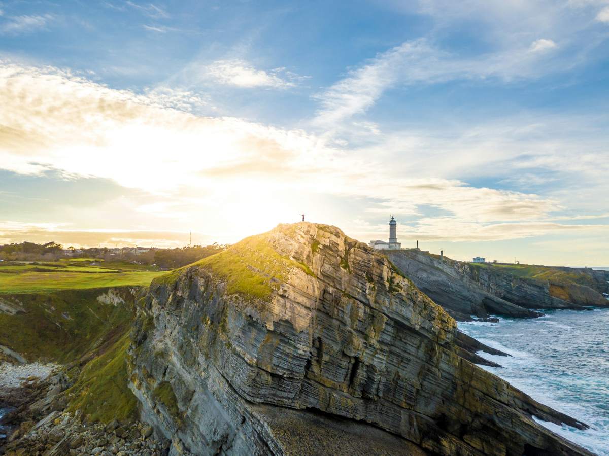 Klippen und Leuchtturm von Cabo Mayor in Santander, Nordküste Spaniens.