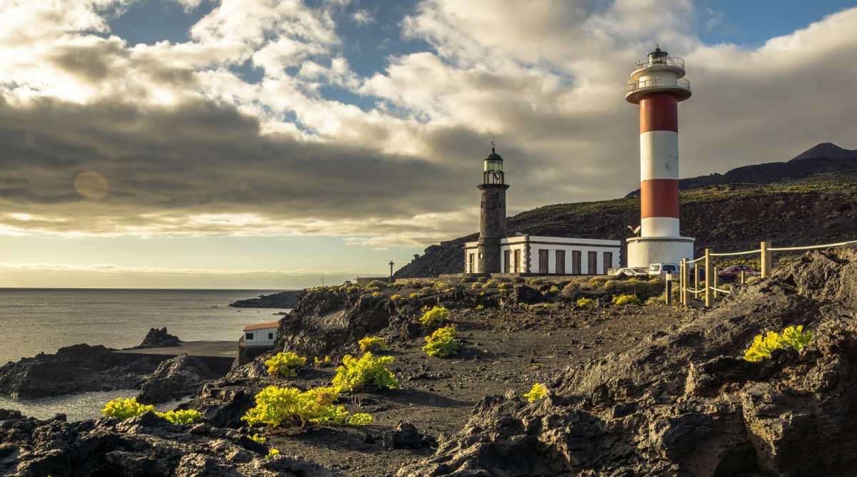 Faro de Fuencaliente en la costa volcánica de La Palma al atardecer